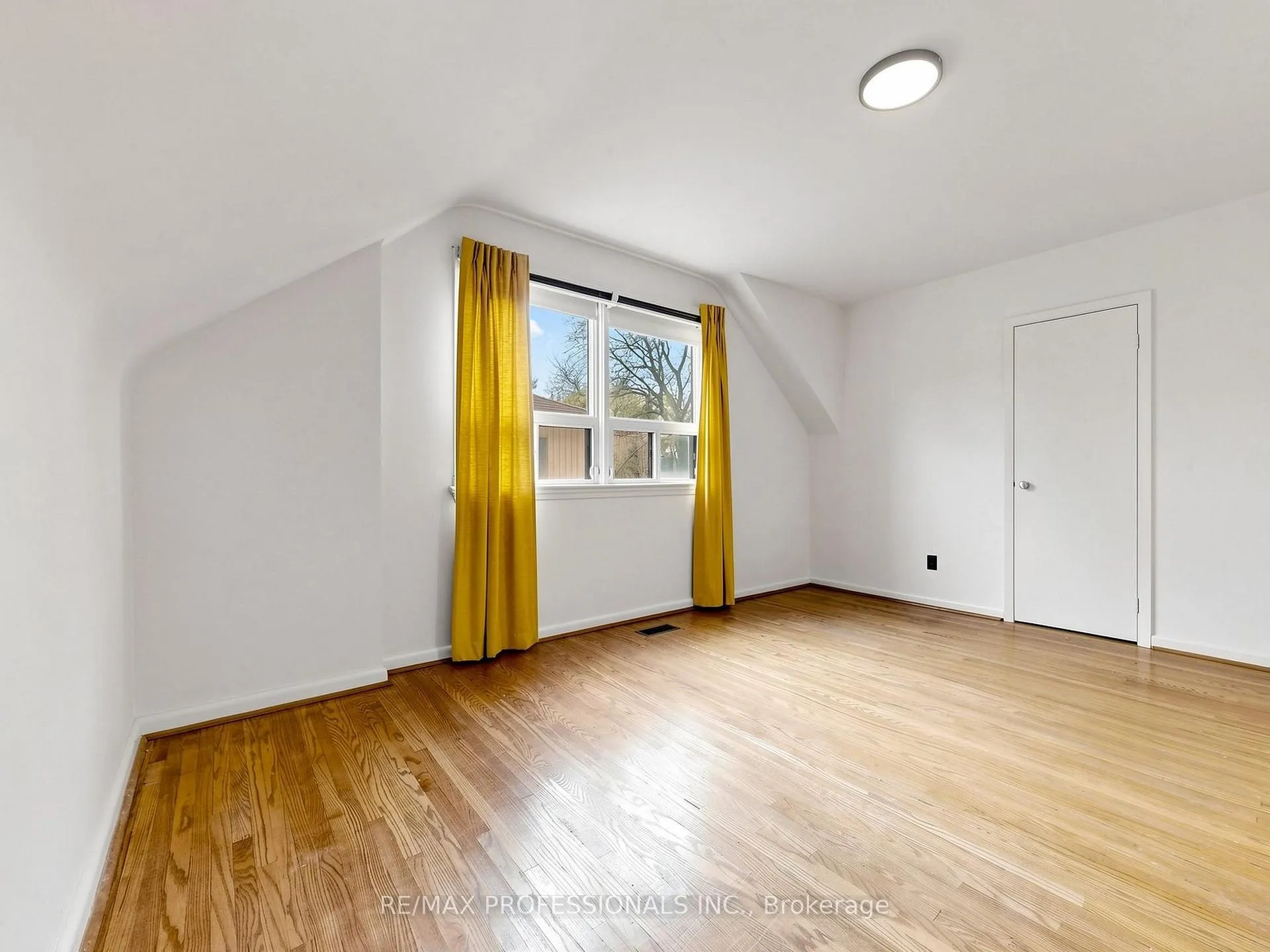 Photo 14 of 26 Henley Crescent, Etobicoke, Rexdale-Kipling — HOMEH