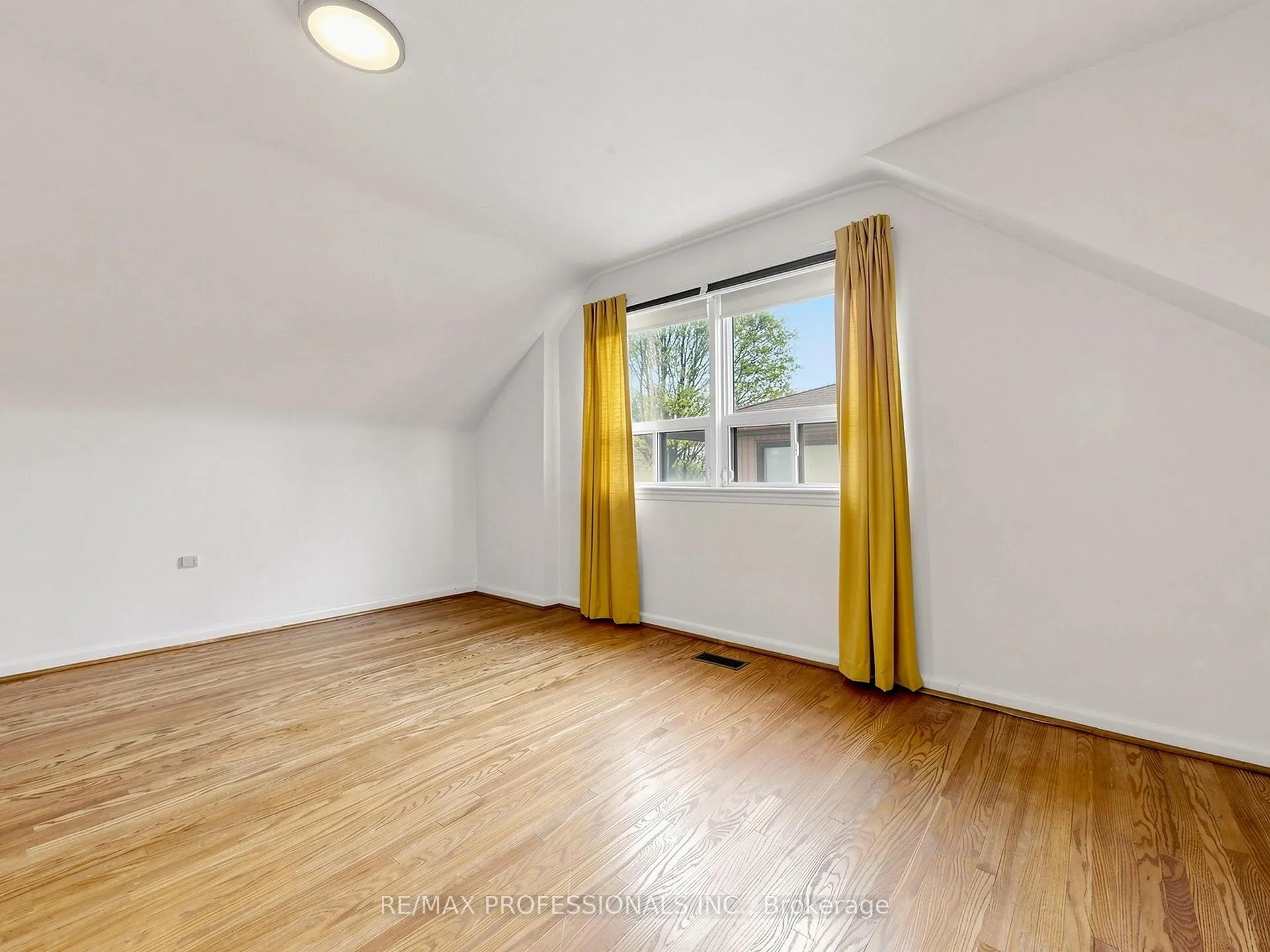 Photo 15 of 26 Henley Crescent, Etobicoke, Rexdale-Kipling — HOMEH