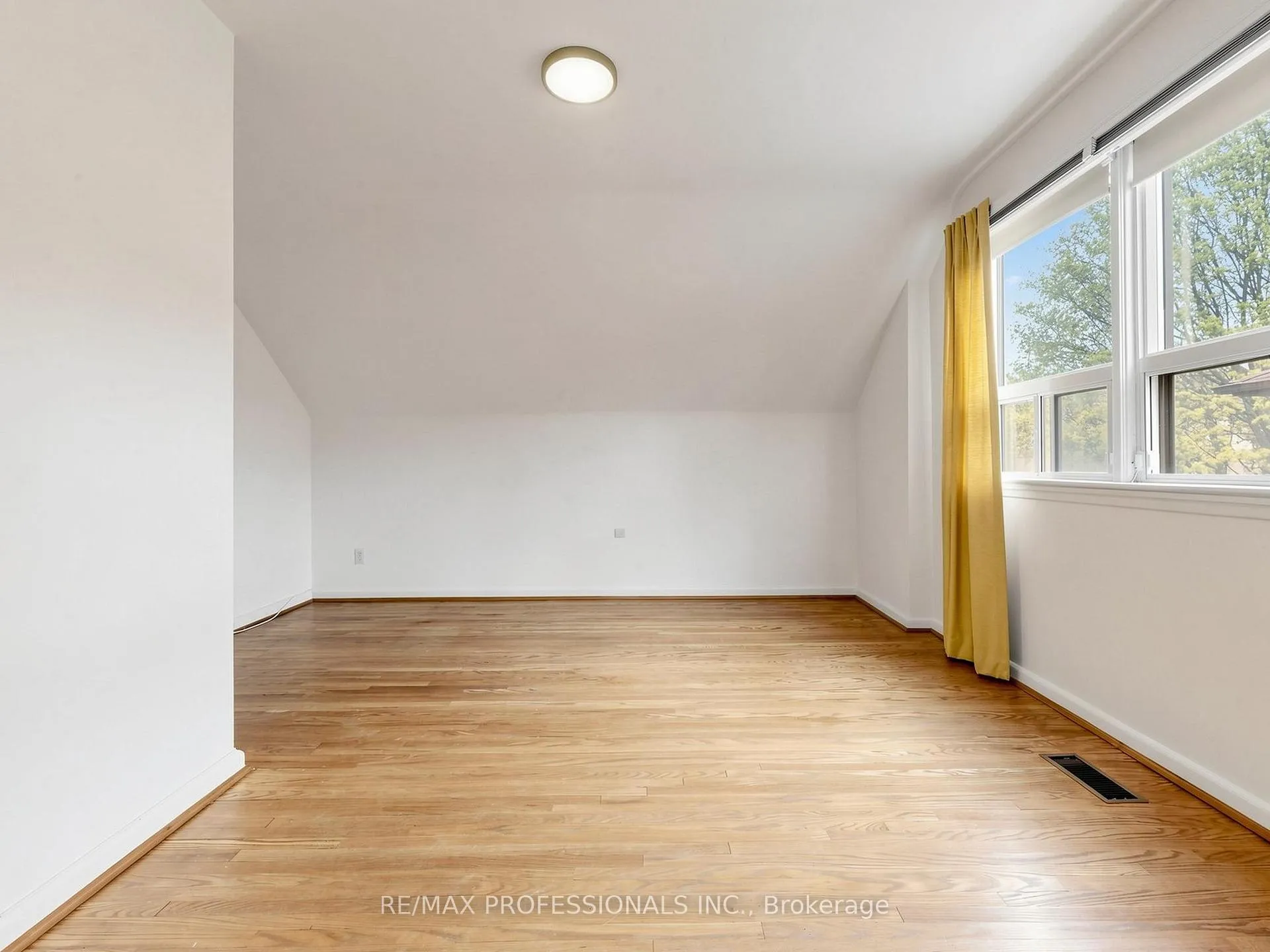 Photo 16 of 26 Henley Crescent, Etobicoke, Rexdale-Kipling — HOMEH