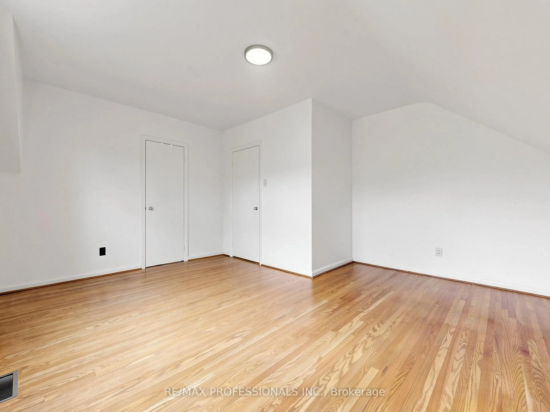 Photo 17 of 26 Henley Crescent, Etobicoke, Rexdale-Kipling — HOMEH