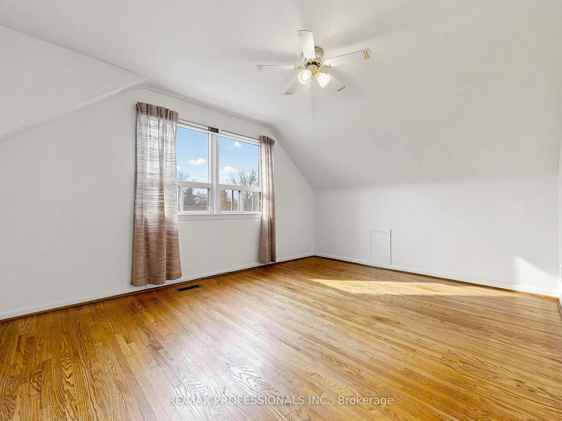 Photo 19 of 26 Henley Crescent, Etobicoke, Rexdale-Kipling — HOMEH