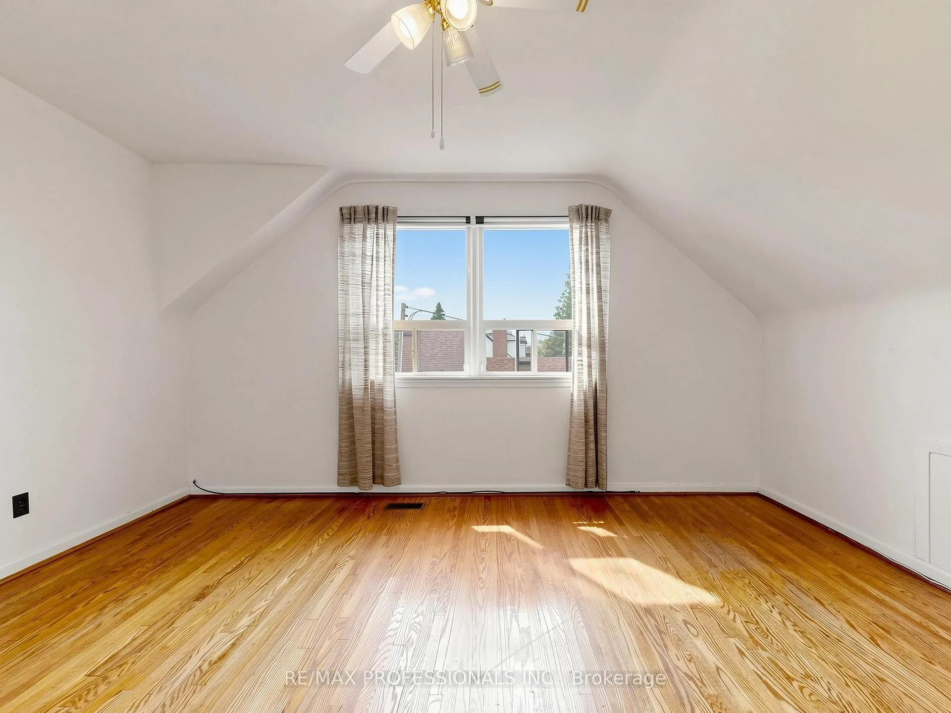 Photo 20 of 26 Henley Crescent, Etobicoke, Rexdale-Kipling — HOMEH