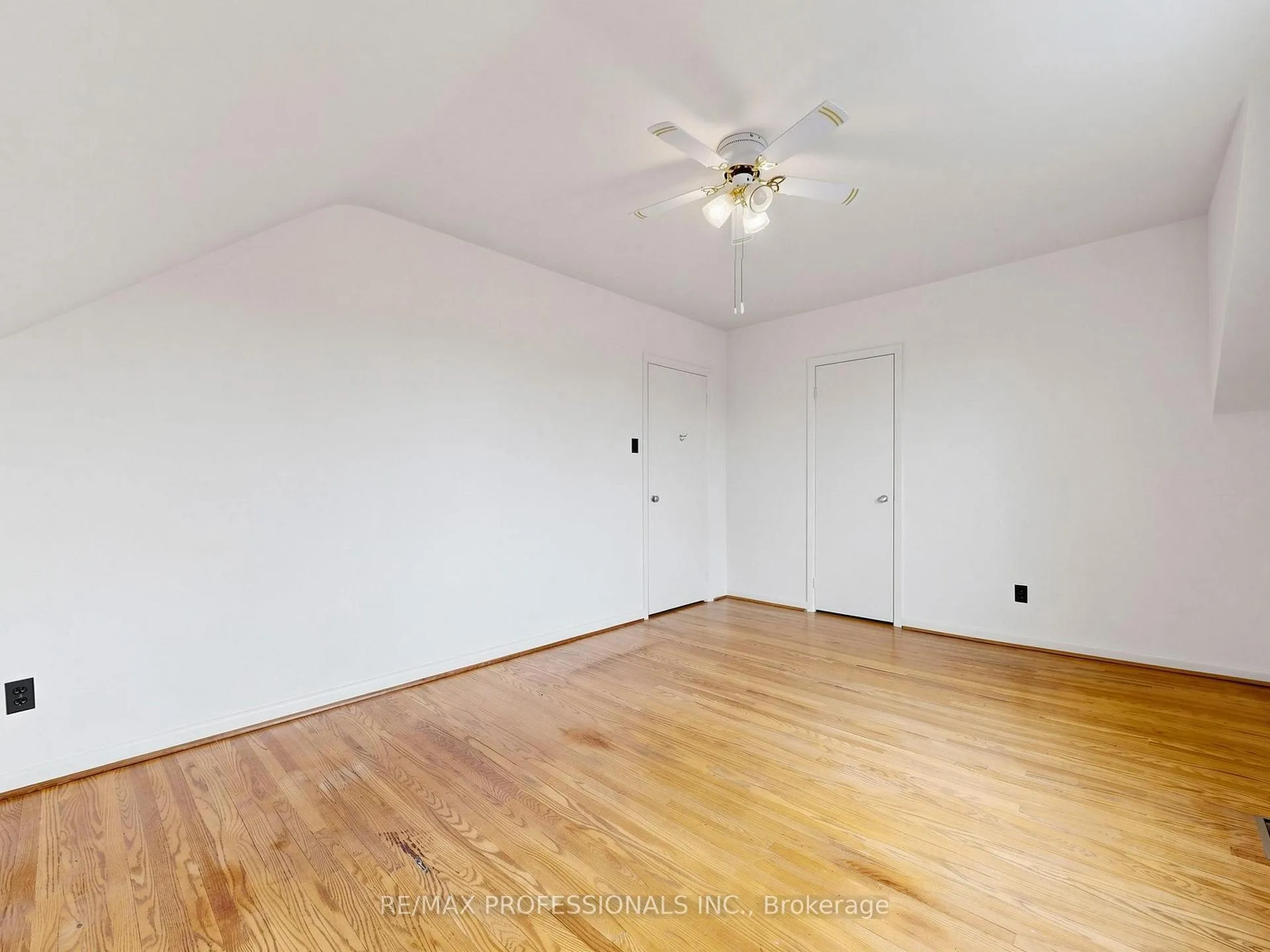 Photo 21 of 26 Henley Crescent, Etobicoke, Rexdale-Kipling — HOMEH