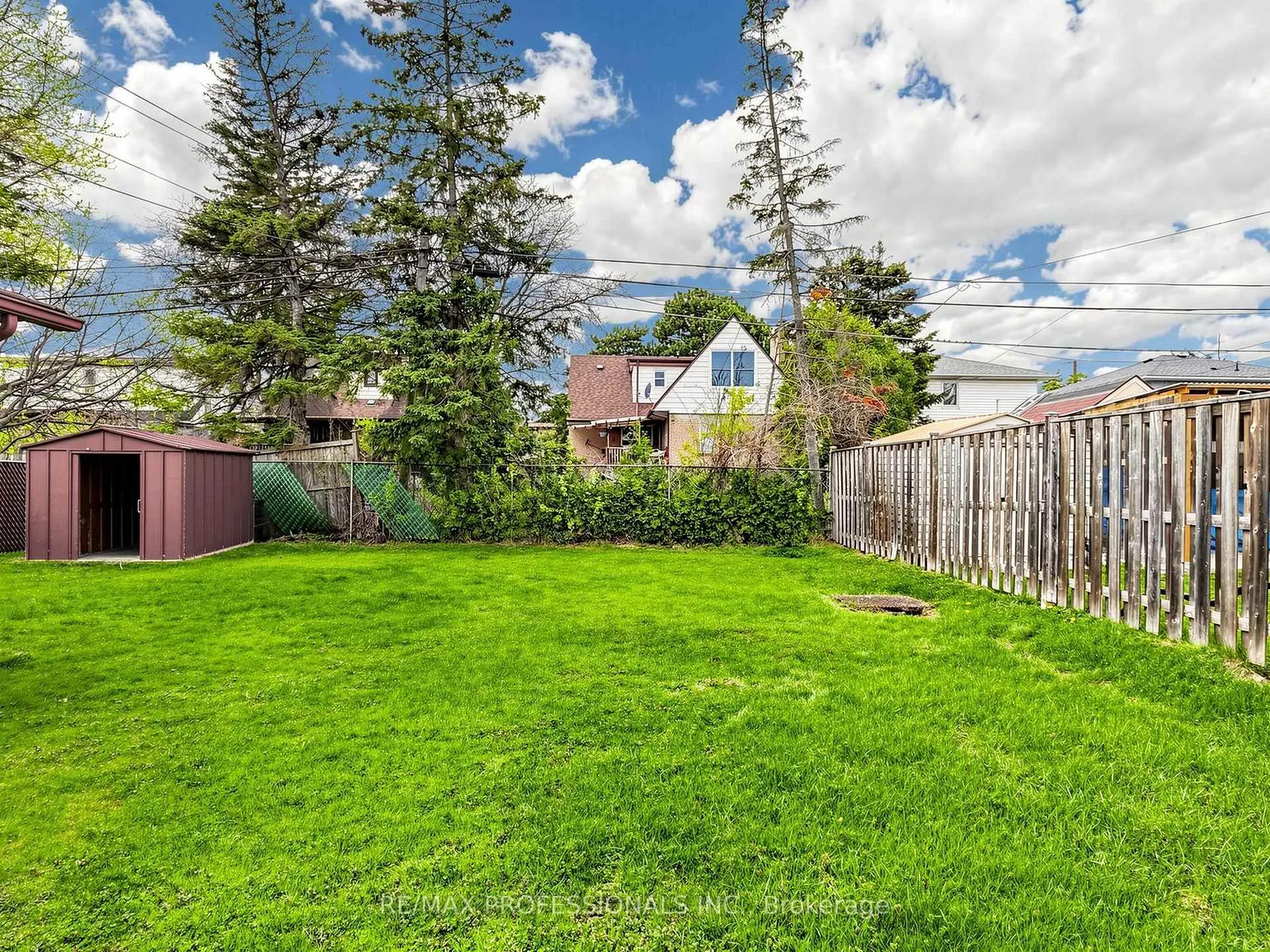 Photo 29 of 26 Henley Crescent, Etobicoke, Rexdale-Kipling — HOMEH
