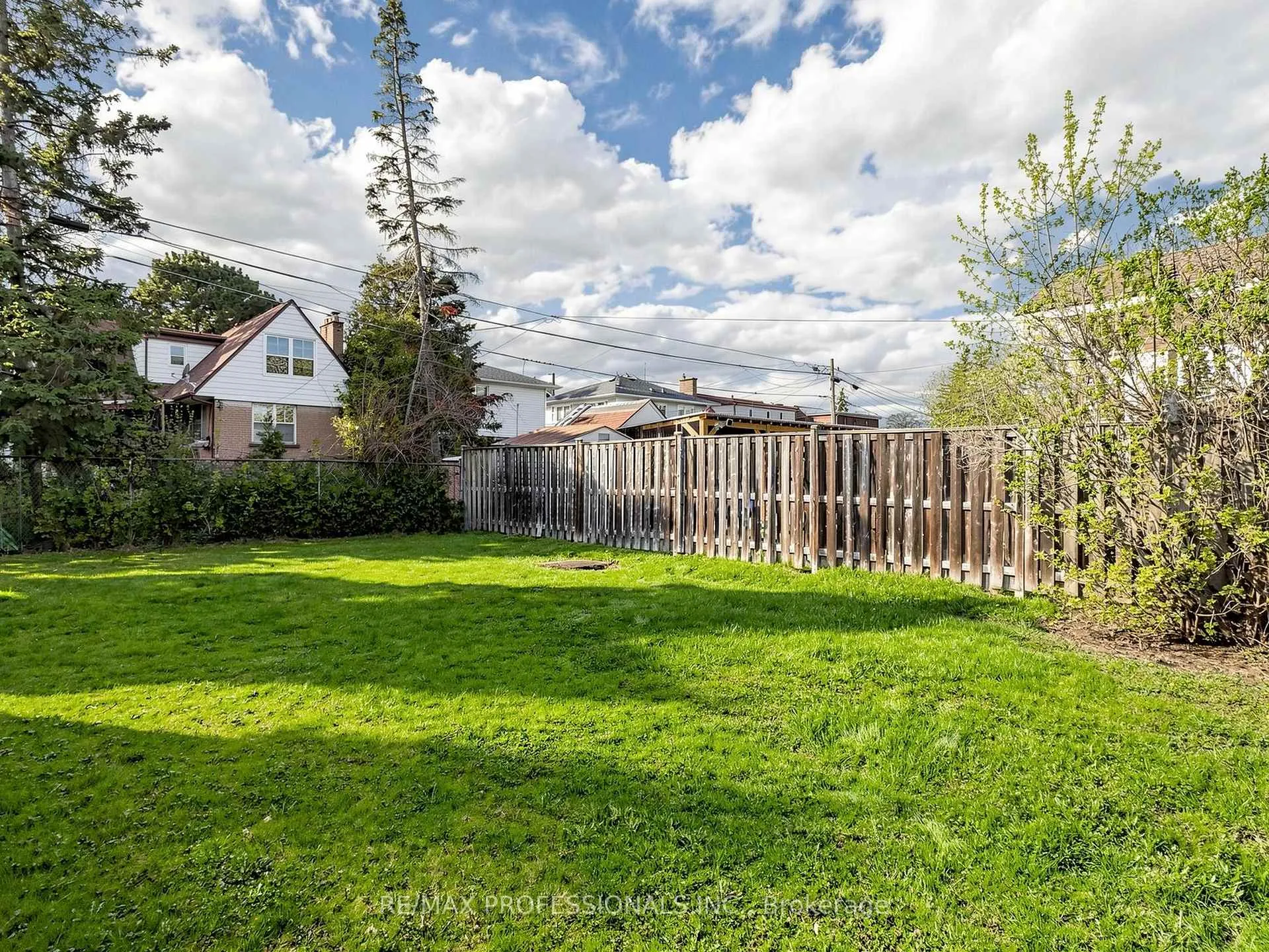 Photo 30 of 26 Henley Crescent, Etobicoke, Rexdale-Kipling — HOMEH
