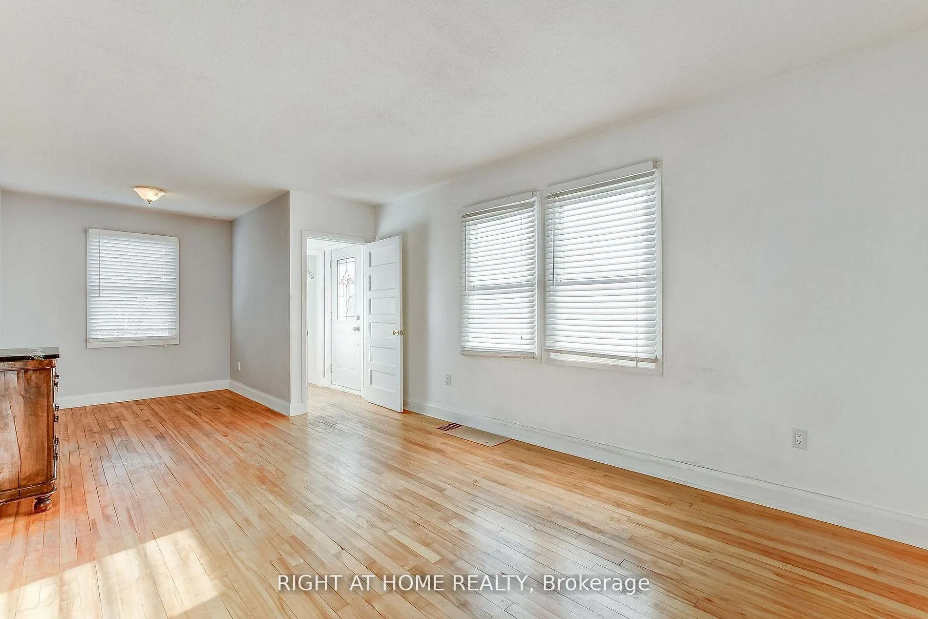 Photo 2 of 903 Normandy Crescent S, Ottawa, Carleton Heights — HOMEH