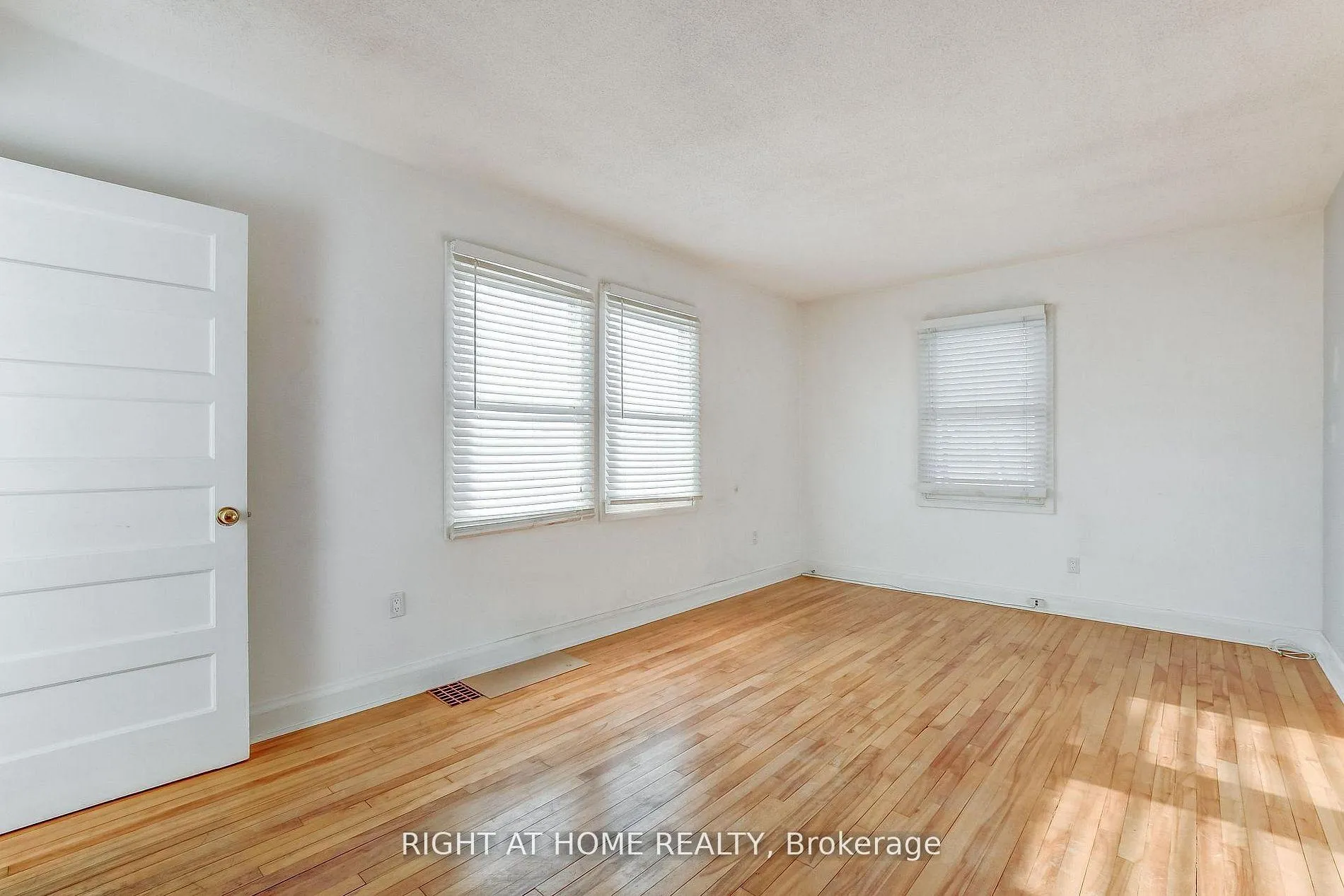 Photo 3 of 903 Normandy Crescent S, Ottawa, Carleton Heights — HOMEH