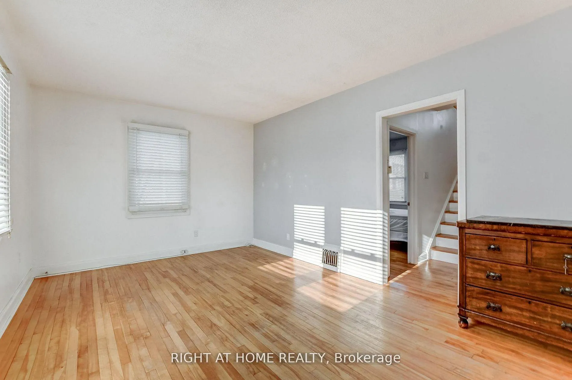 Photo 4 of 903 Normandy Crescent S, Ottawa, Carleton Heights — HOMEH