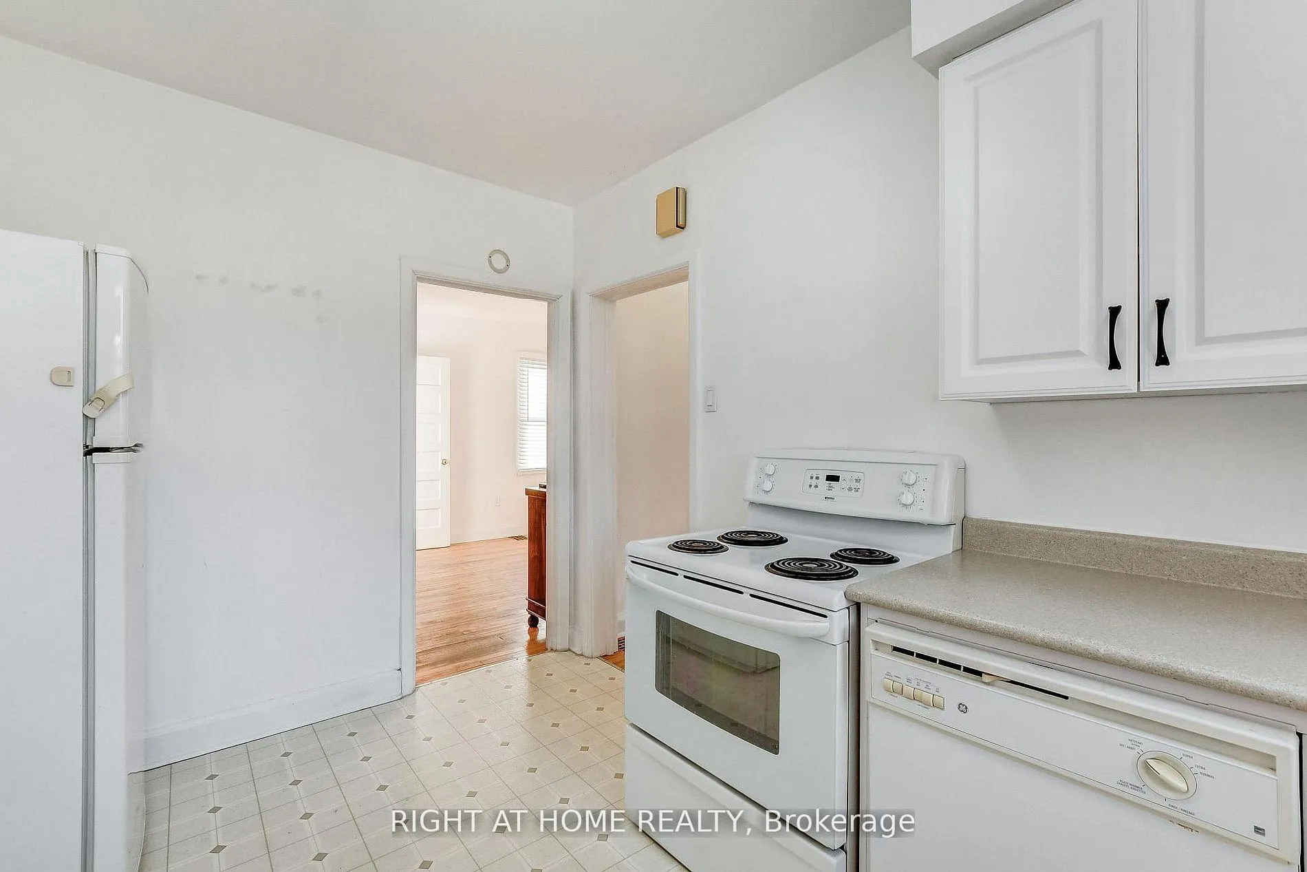 Photo 14 of 903 Normandy Crescent S, Ottawa, Carleton Heights — HOMEH