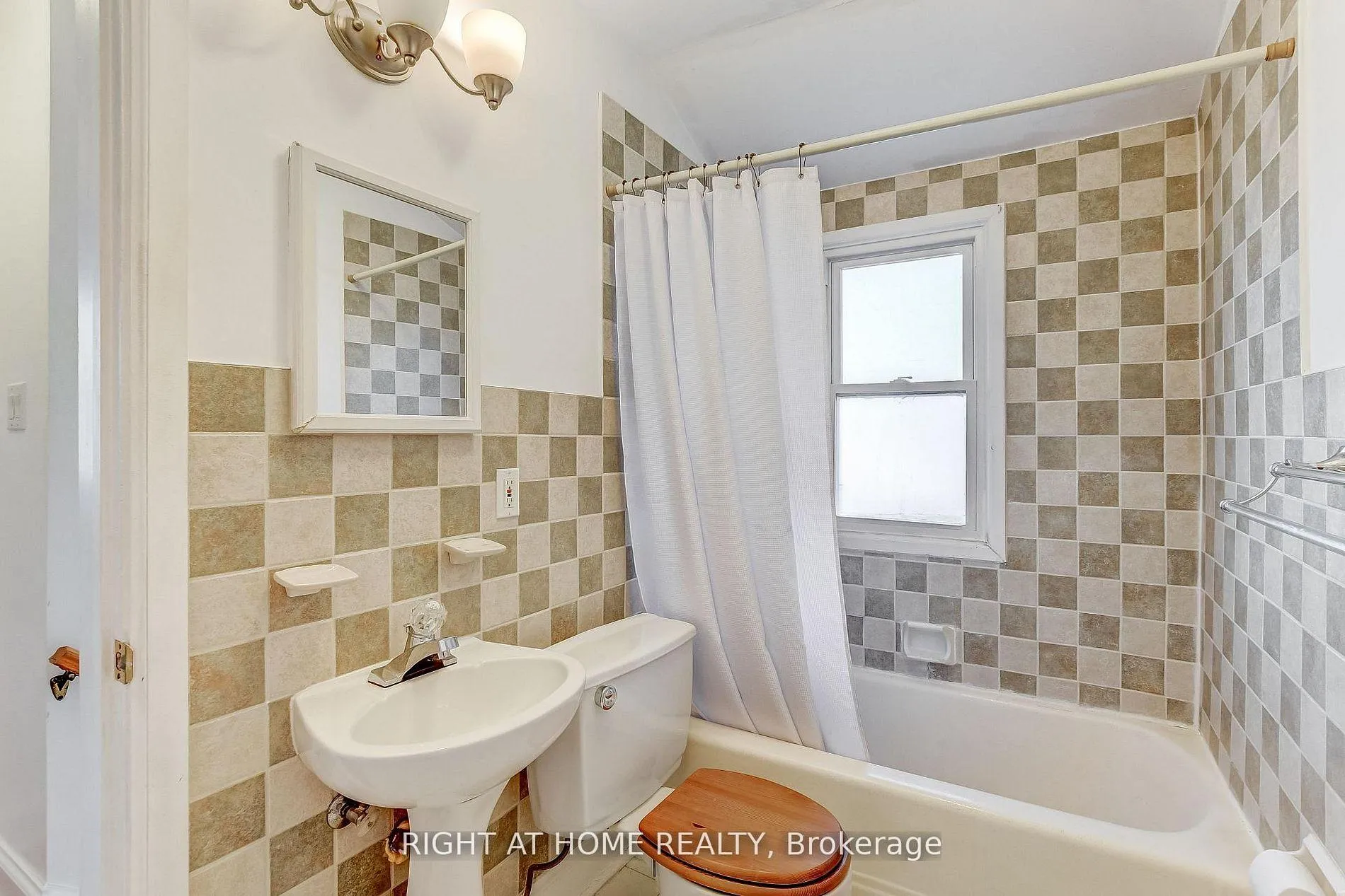 Photo 20 of 903 Normandy Crescent S, Ottawa, Carleton Heights — HOMEH