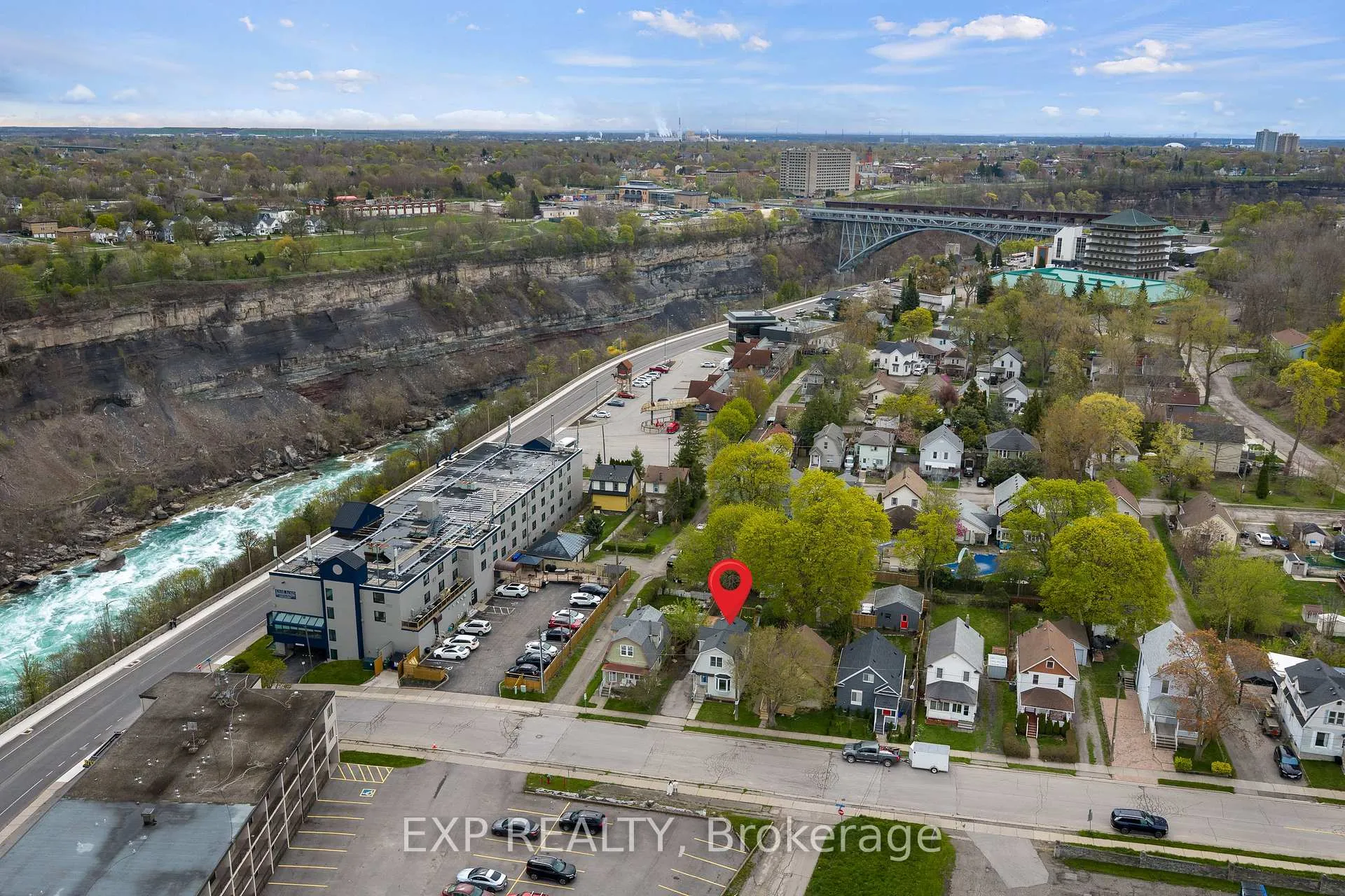 Photo 3 of 4292 Ferguson Street, Niagara Falls, Downtown — HOMEH