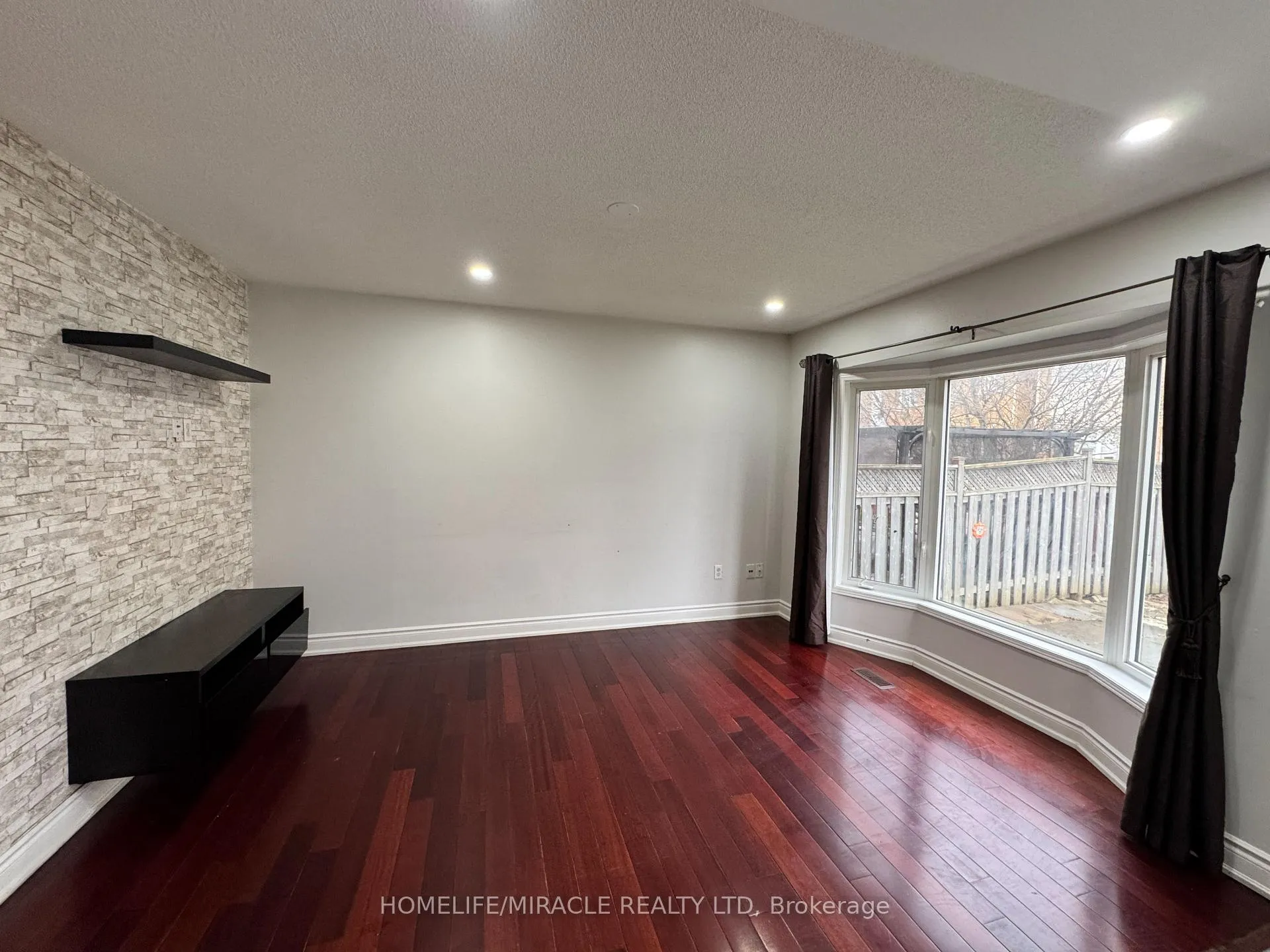 Photo 6 of Unit Upper, 28 Nautical Drive, Brampton, Sandringham-Wellington — HOMEH