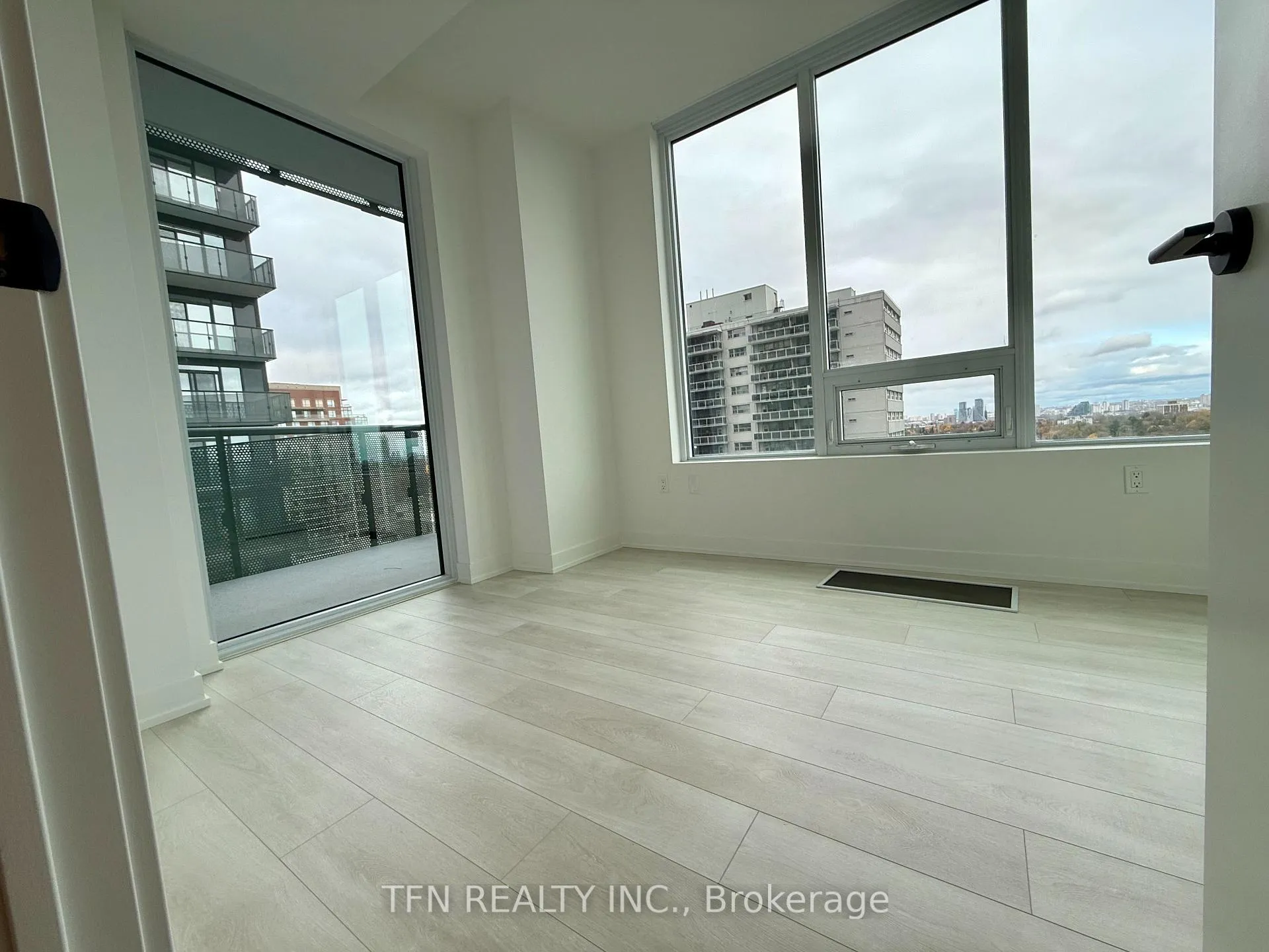 Photo 4 of Unit 1209S, 127 Broadway Avenue, Toronto, Mount Pleasant West — HOMEH