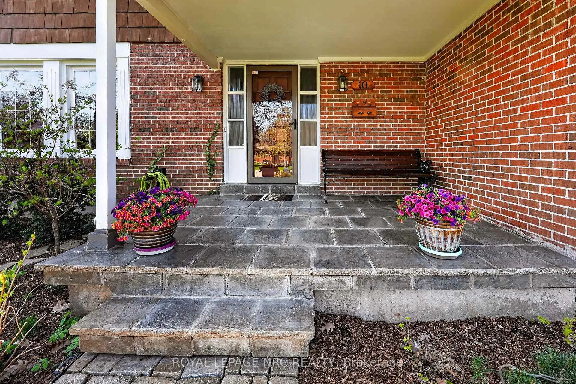 Photo 2 of 10 Briarfield Crescent, St. Catharines, Glendale/Glenridge — HOMEH