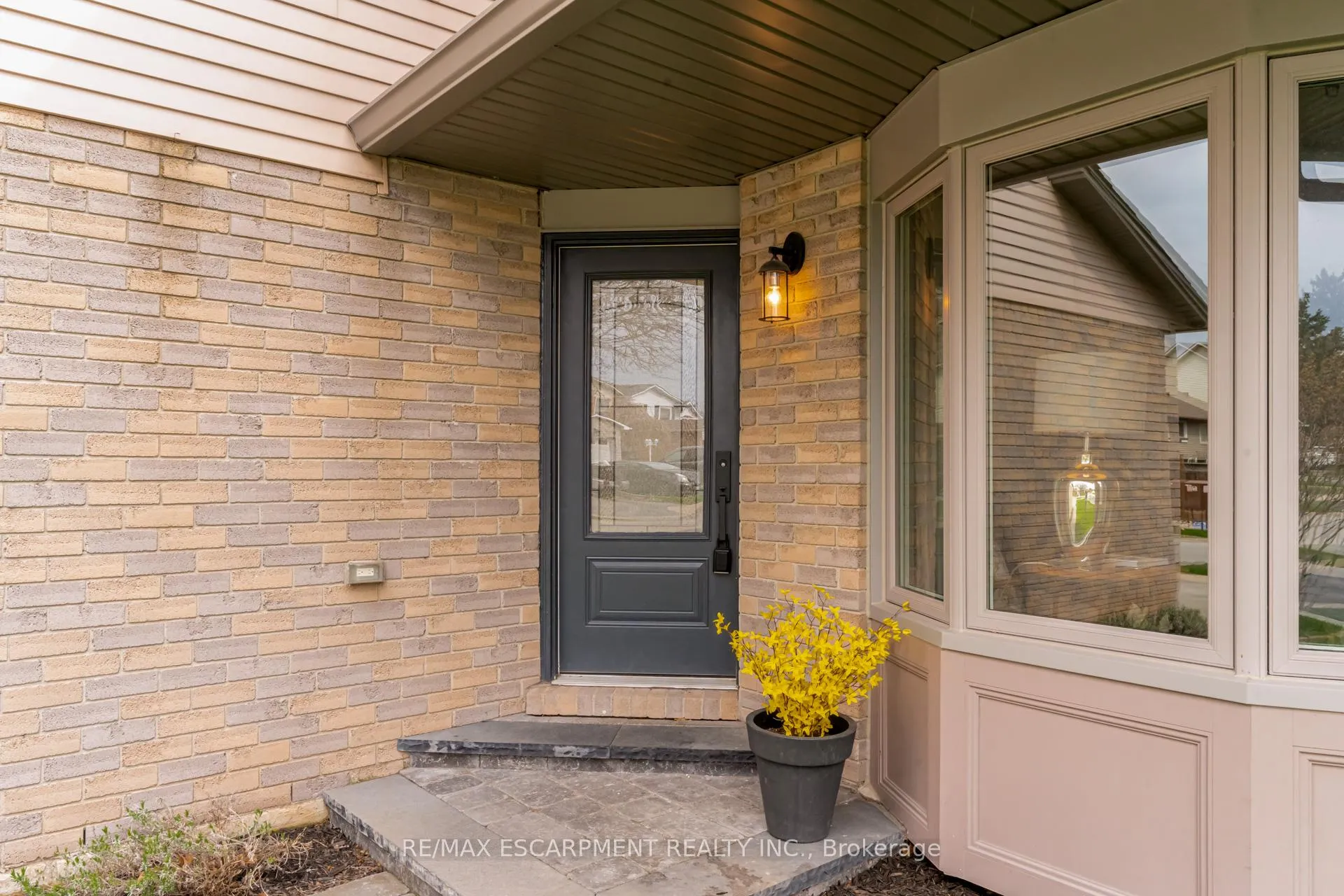 Photo 2 of 1527 Riley Avenue, Burlington, Palmer — HOMEH