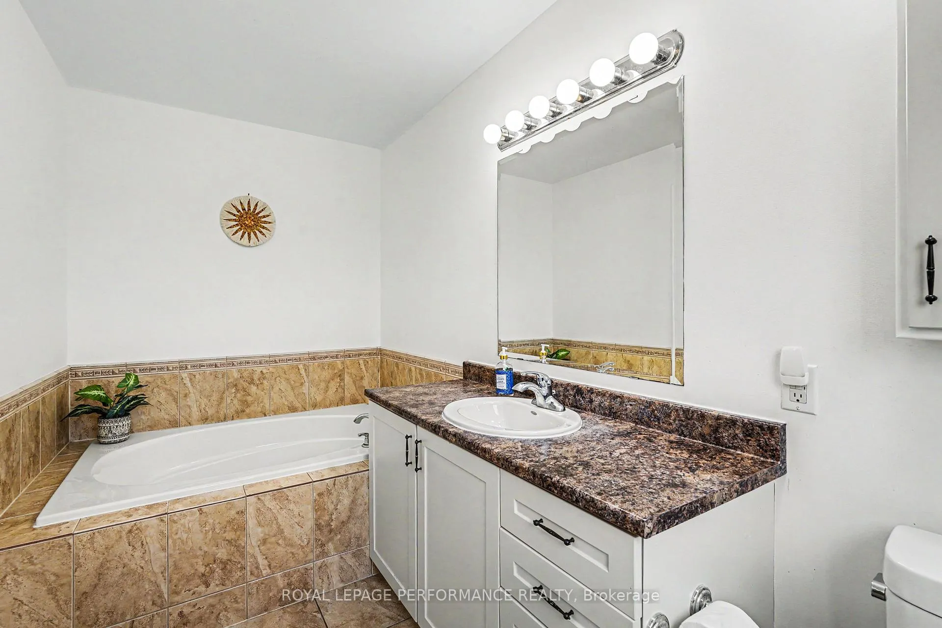 Photo 21 of 272 Branthaven Street, Ottawa, Avalon East — HOMEH