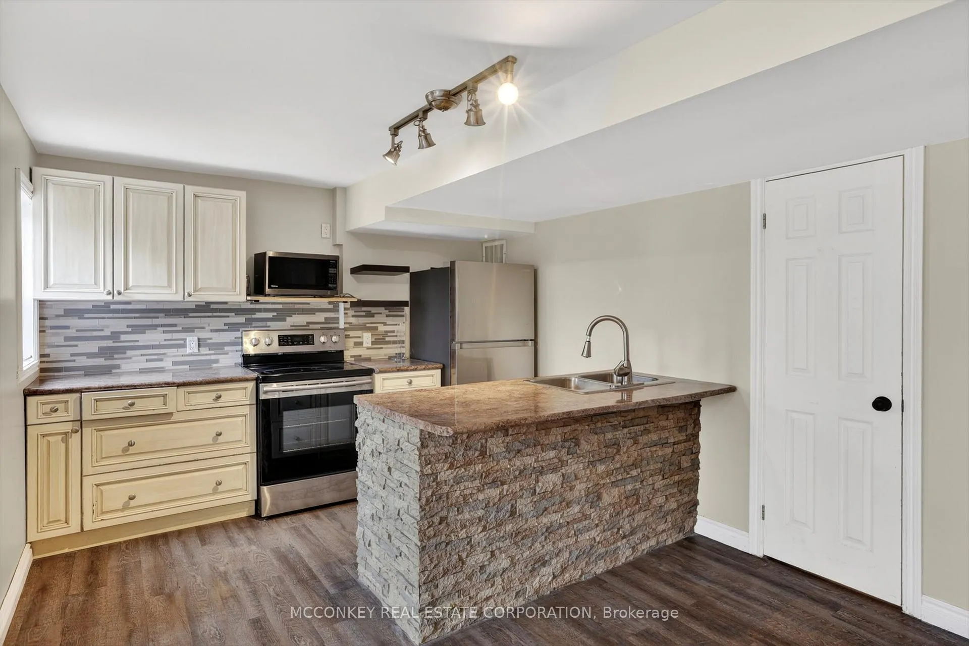 Photo 34 of 1814 Stratton Avenue, Peterborough, Otonabee Ward 1 — HOMEH