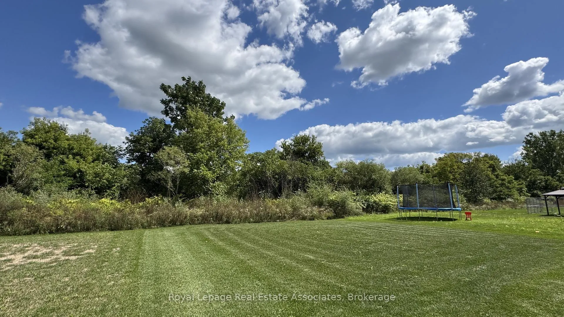 Photo 3 of 31 Butternut Drive, Norfolk, Simcoe — HOMEH