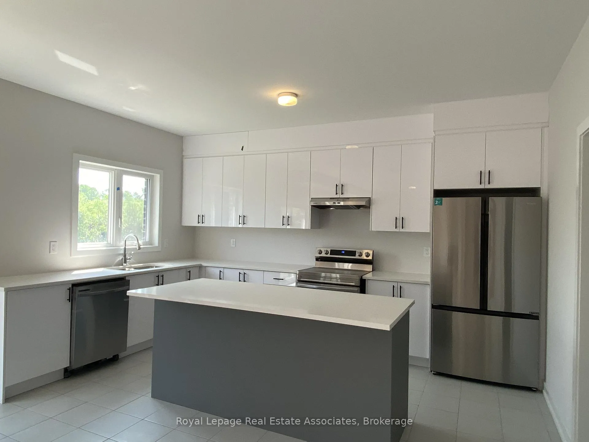 Photo 9 of 31 Butternut Drive, Norfolk, Simcoe — HOMEH