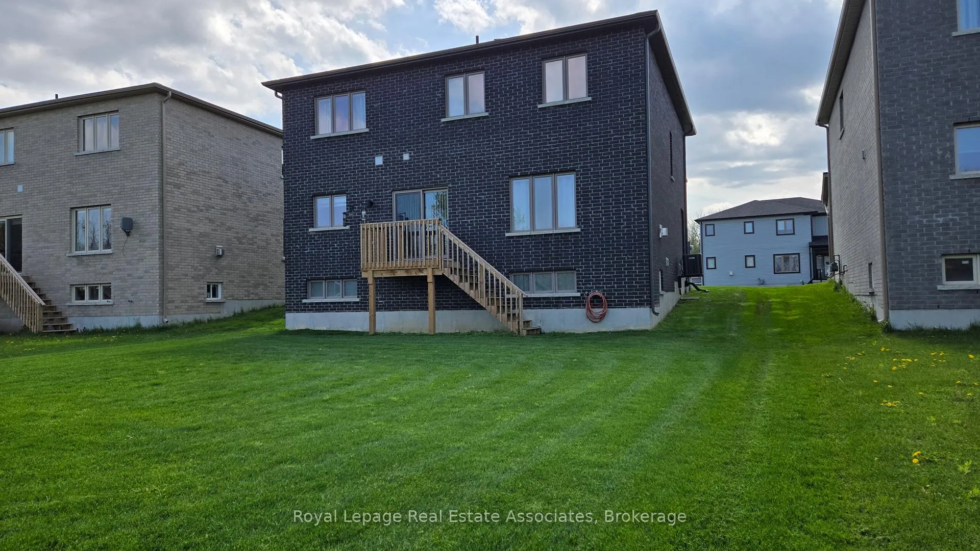 Photo 21 of 31 Butternut Drive, Norfolk, Simcoe — HOMEH