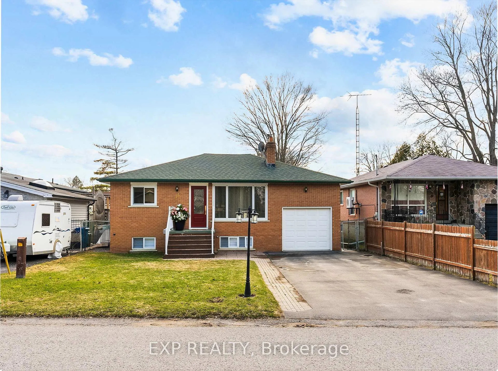 Photo 2 of 16 Lorne Street, Georgina, Sutton & Jackson's Point — HOMEH