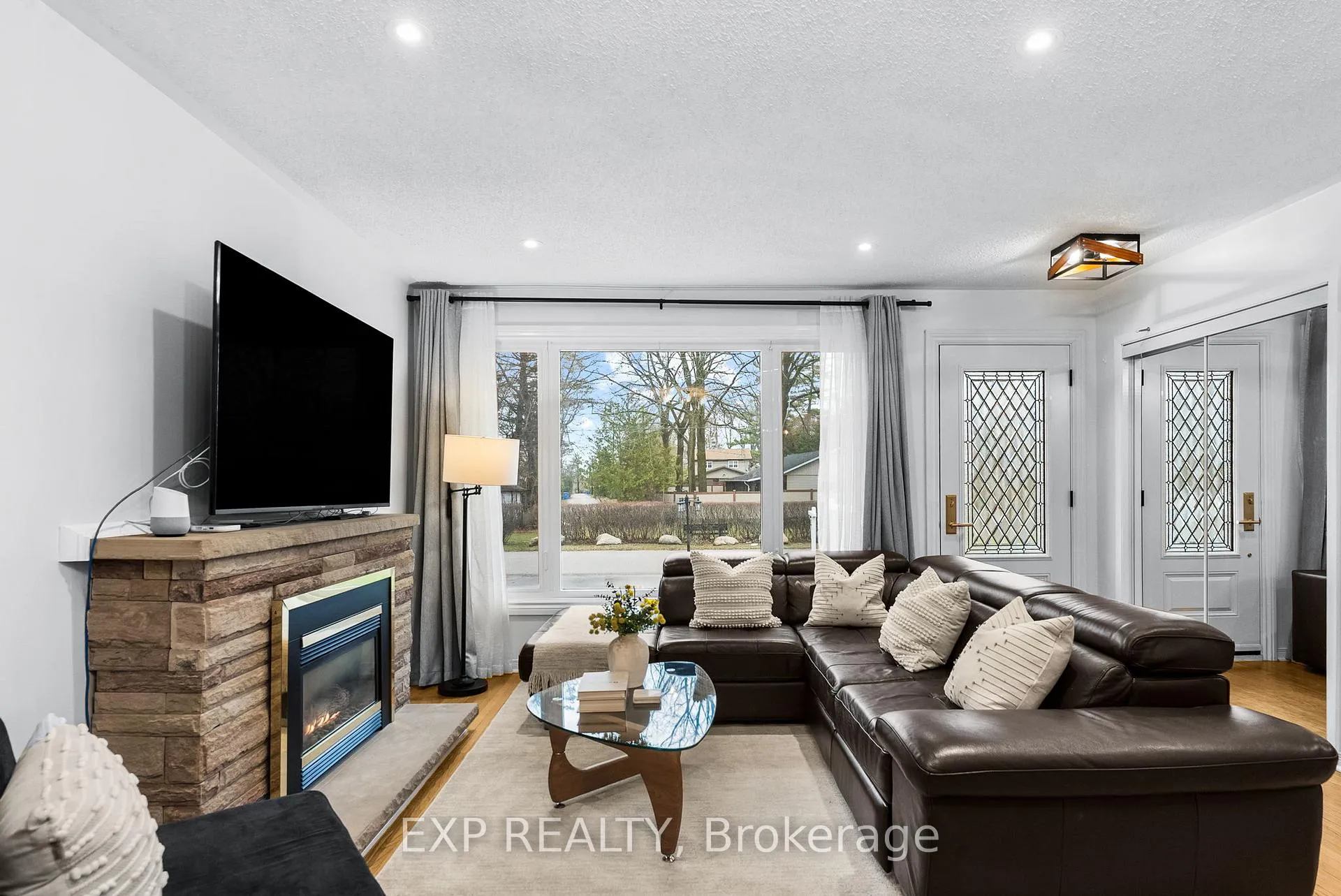 Photo 3 of 16 Lorne Street, Georgina, Sutton & Jackson's Point — HOMEH