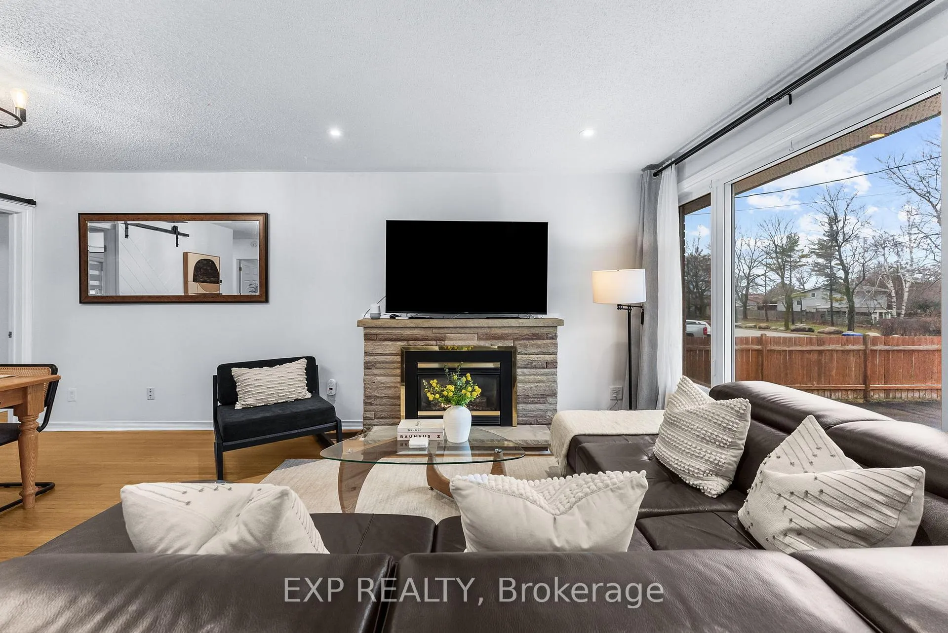 Photo 4 of 16 Lorne Street, Georgina, Sutton & Jackson's Point — HOMEH