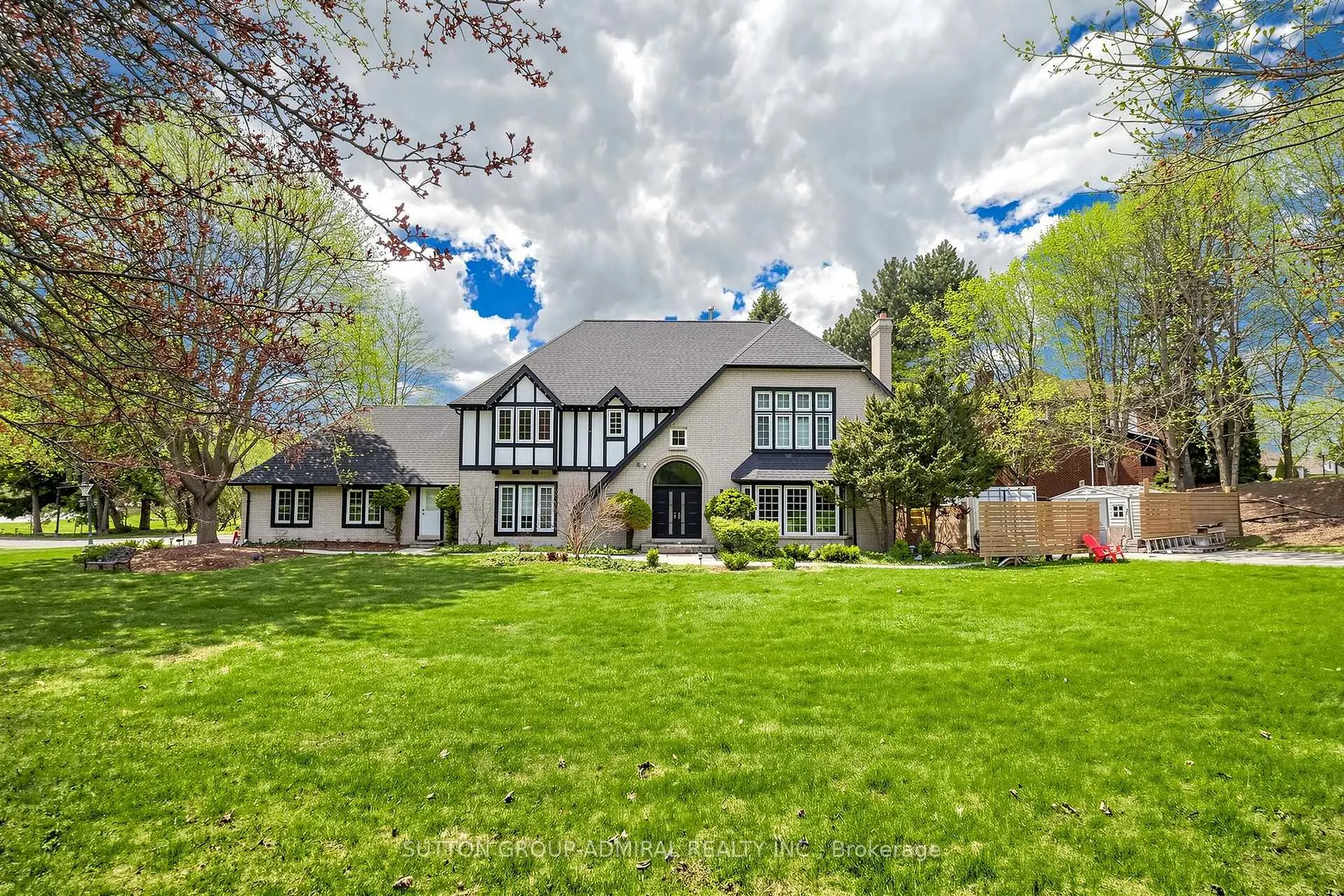 Photo 4 of 2 Gilbert Drive, Aurora, Aurora Estates — HOMEH