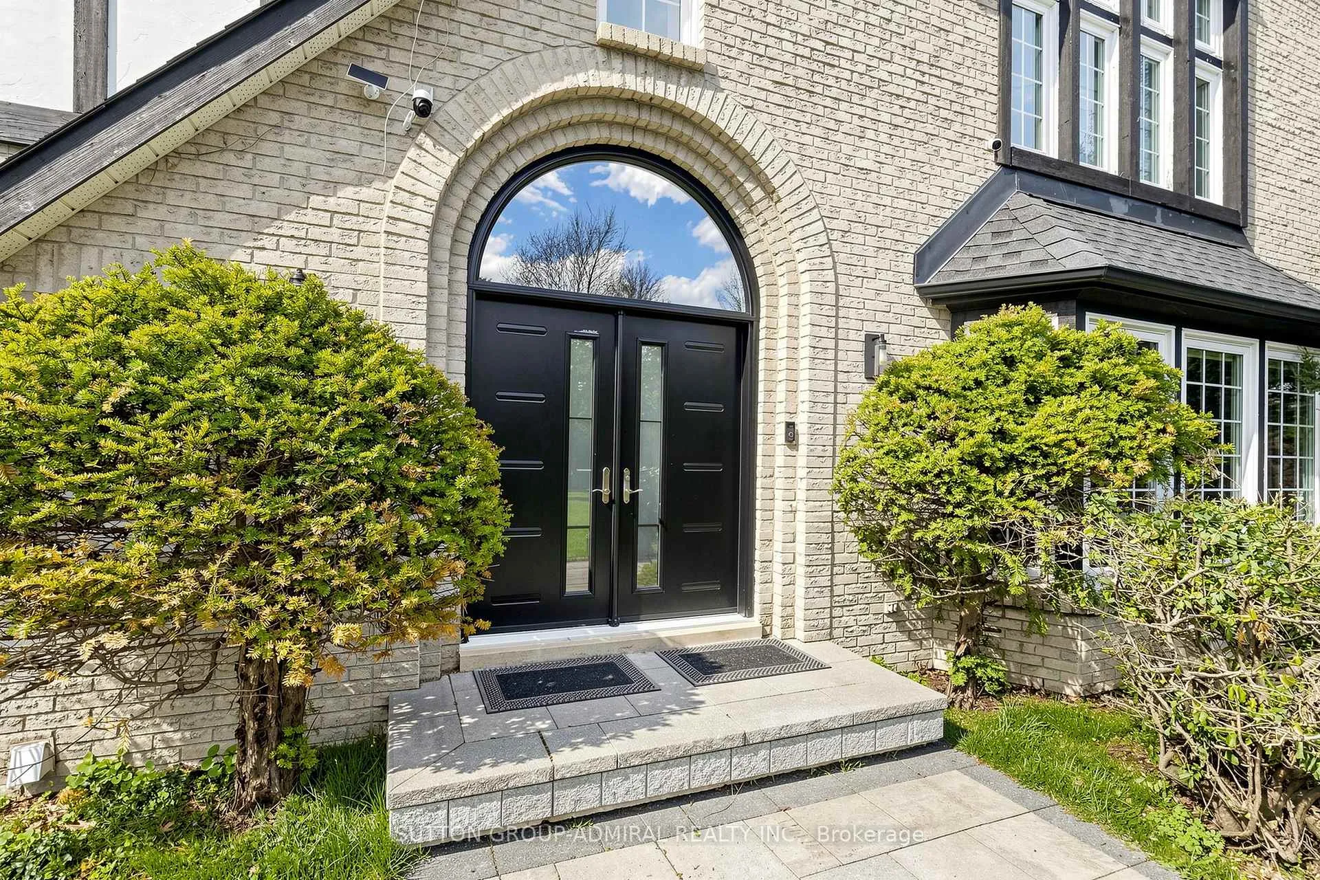 Photo 6 of 2 Gilbert Drive, Aurora, Aurora Estates — HOMEH