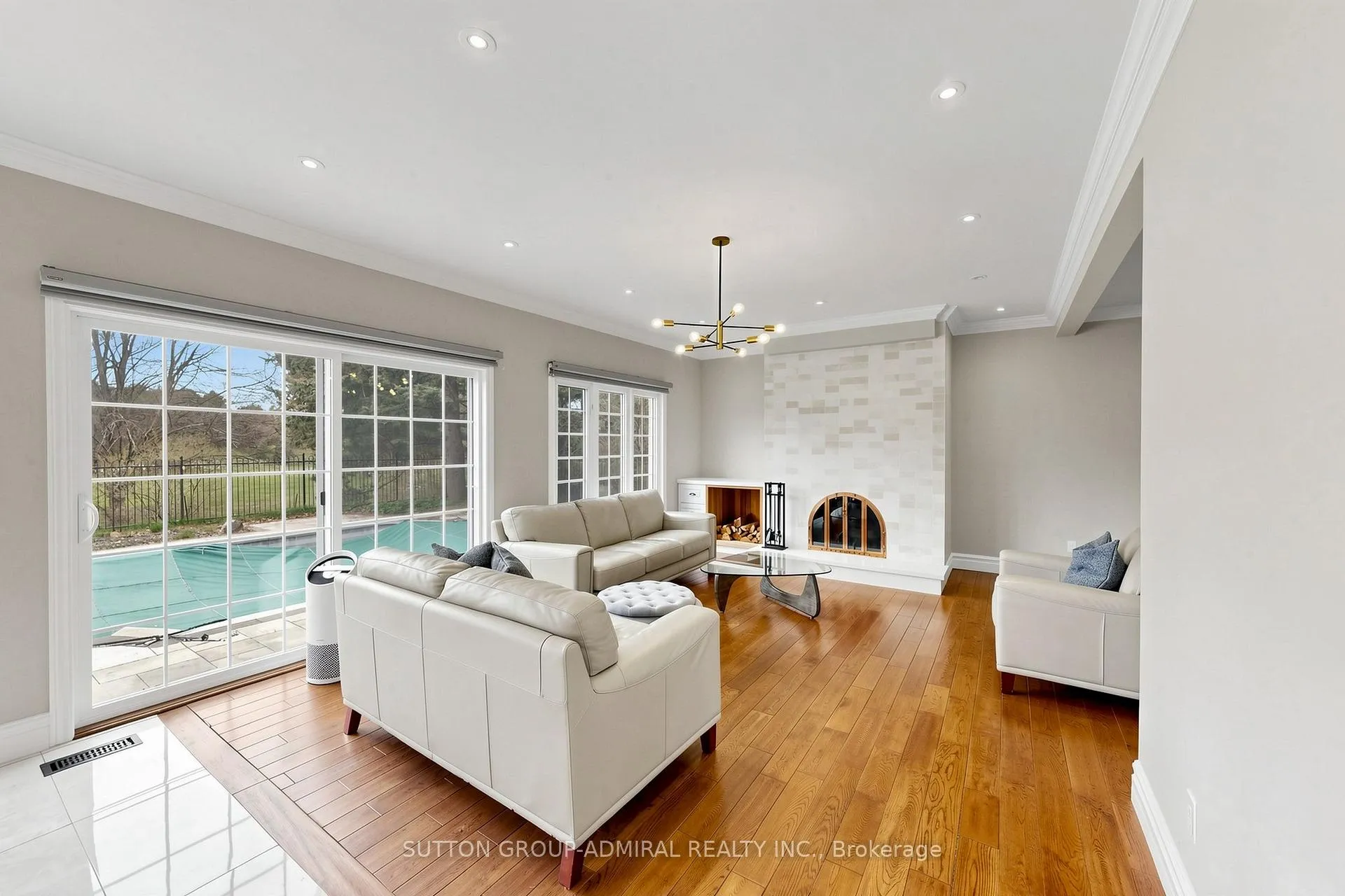 Photo 10 of 2 Gilbert Drive, Aurora, Aurora Estates — HOMEH