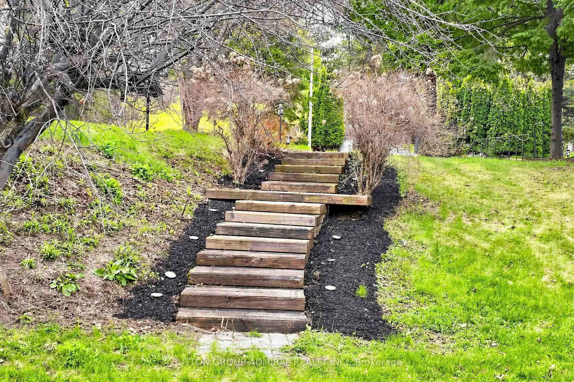 Photo 41 of 2 Gilbert Drive, Aurora, Aurora Estates — HOMEH