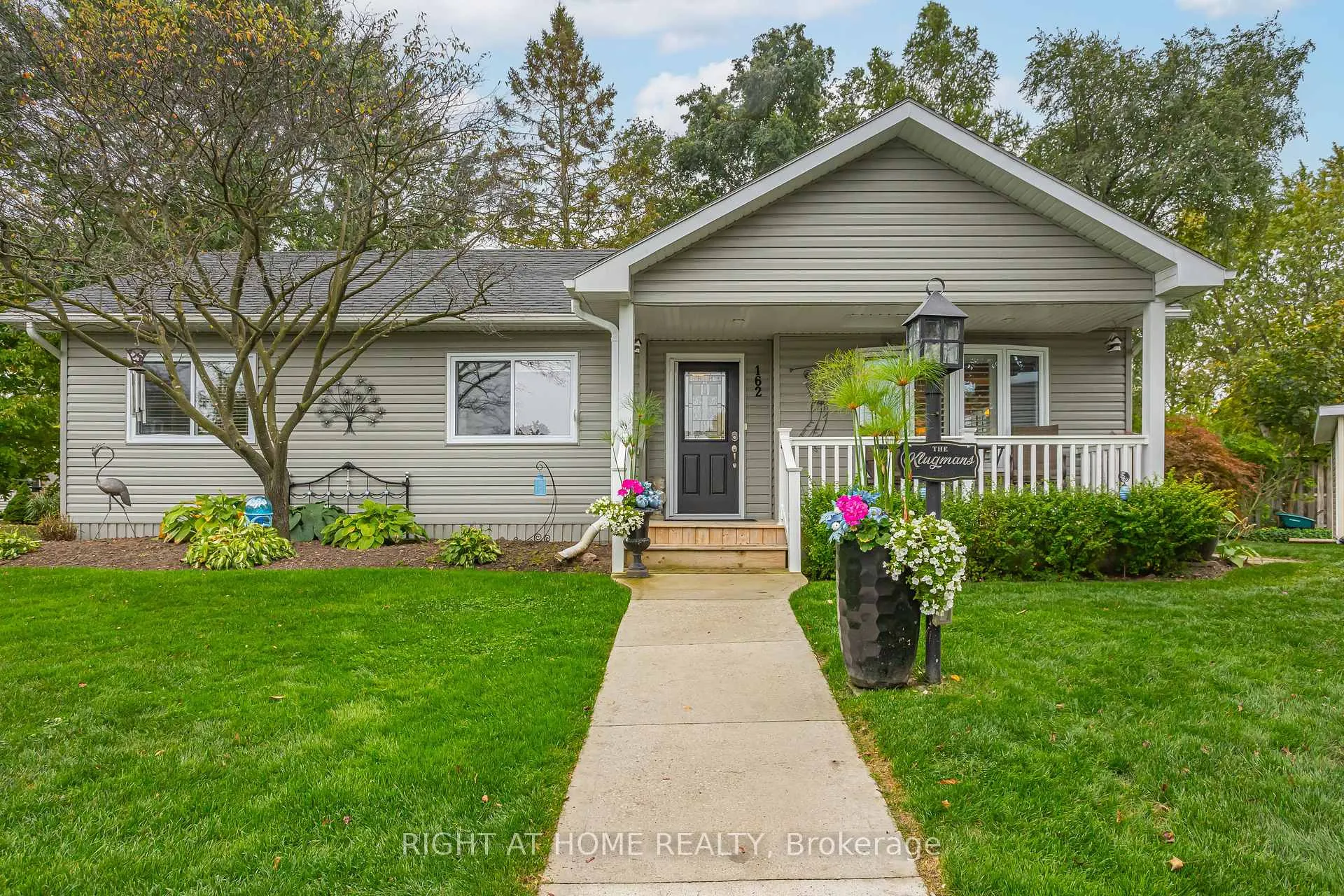 Front of 162 Mississauga Place