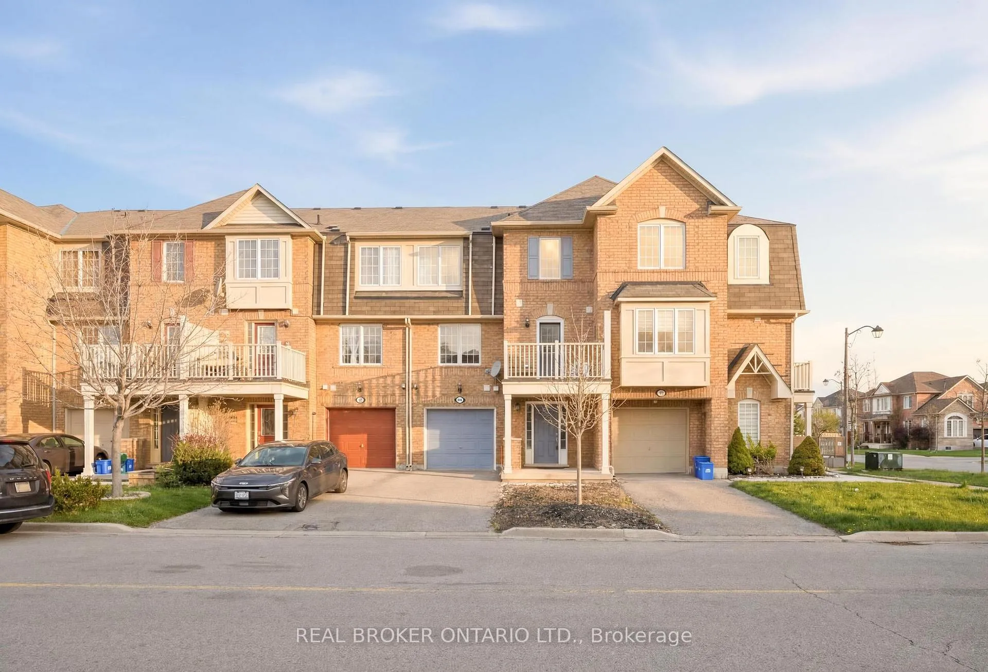 Photo 3 of 806 Shortreed Crescent, Milton, Coates — HOMEH