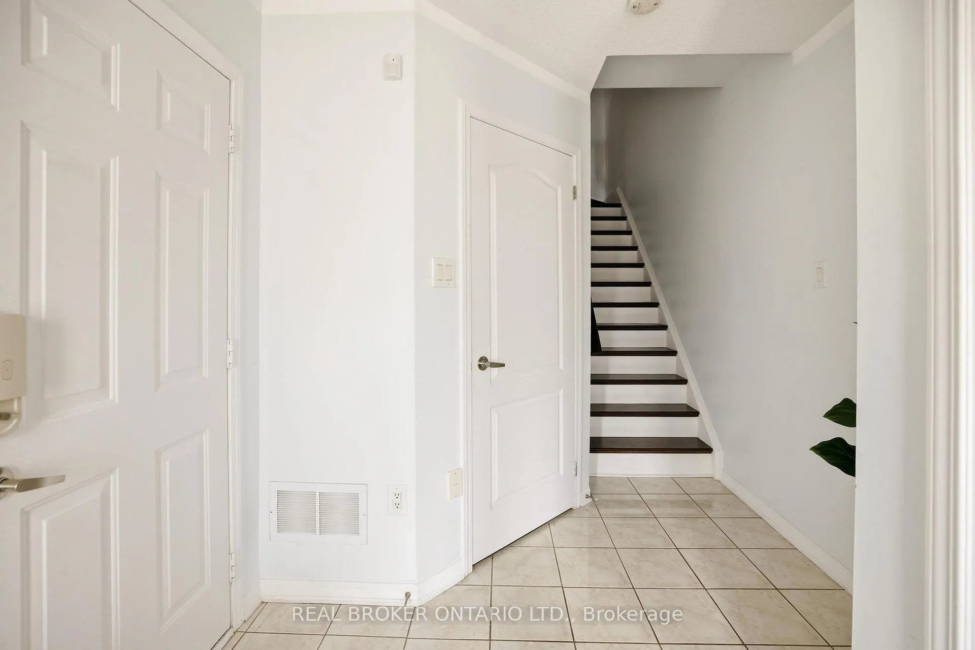 Photo 5 of 806 Shortreed Crescent, Milton, Coates — HOMEH