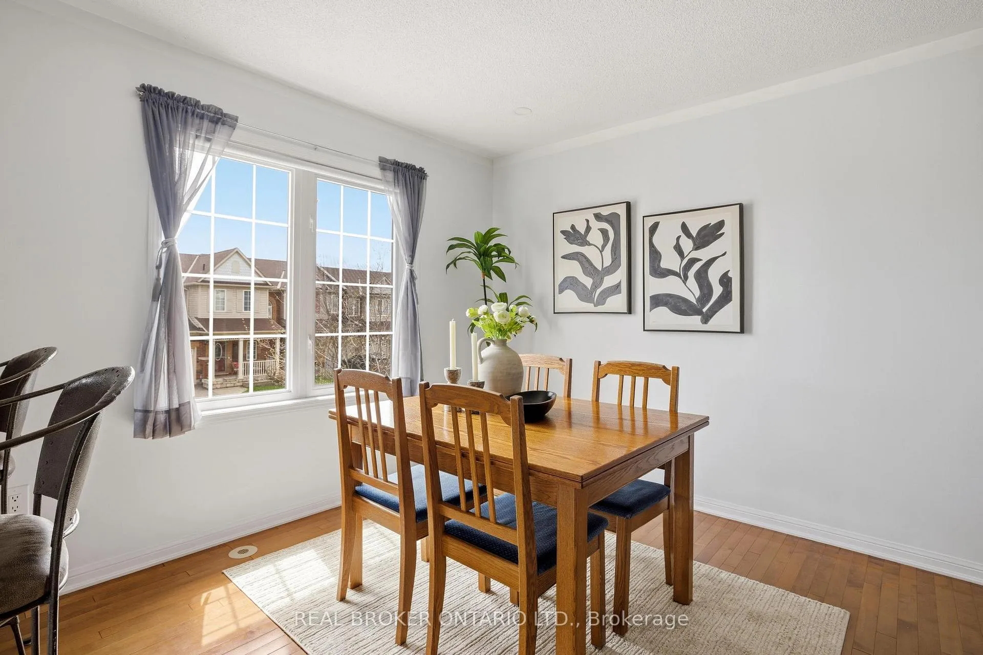 Photo 11 of 806 Shortreed Crescent, Milton, Coates — HOMEH