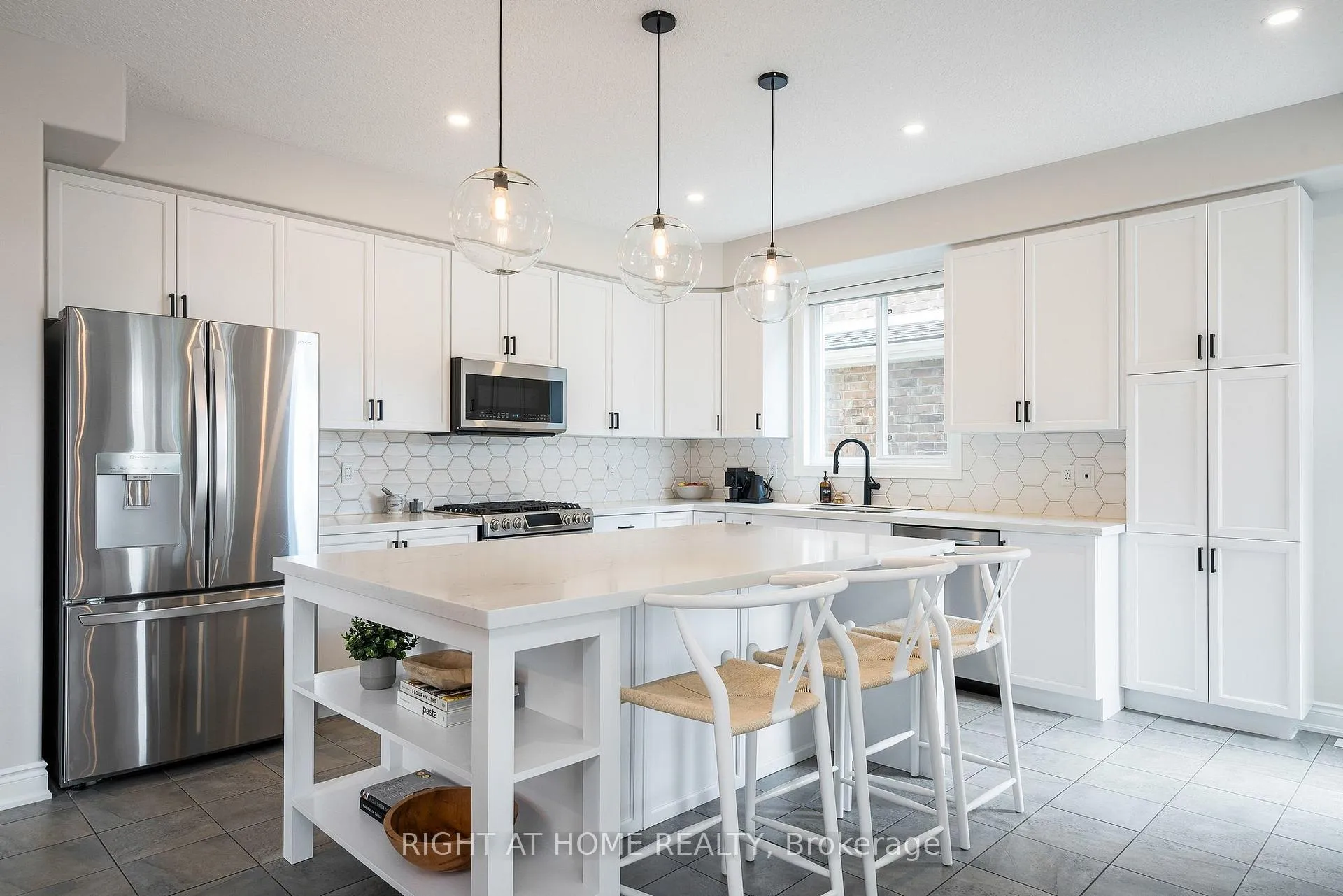 Photo 13 of 98 Garbutt Crescent, Collingwood — HOMEH