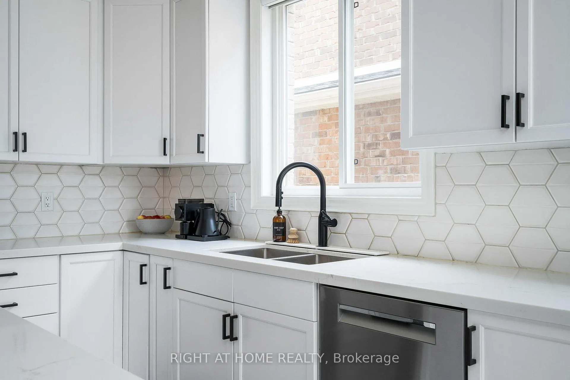 Photo 14 of 98 Garbutt Crescent, Collingwood — HOMEH