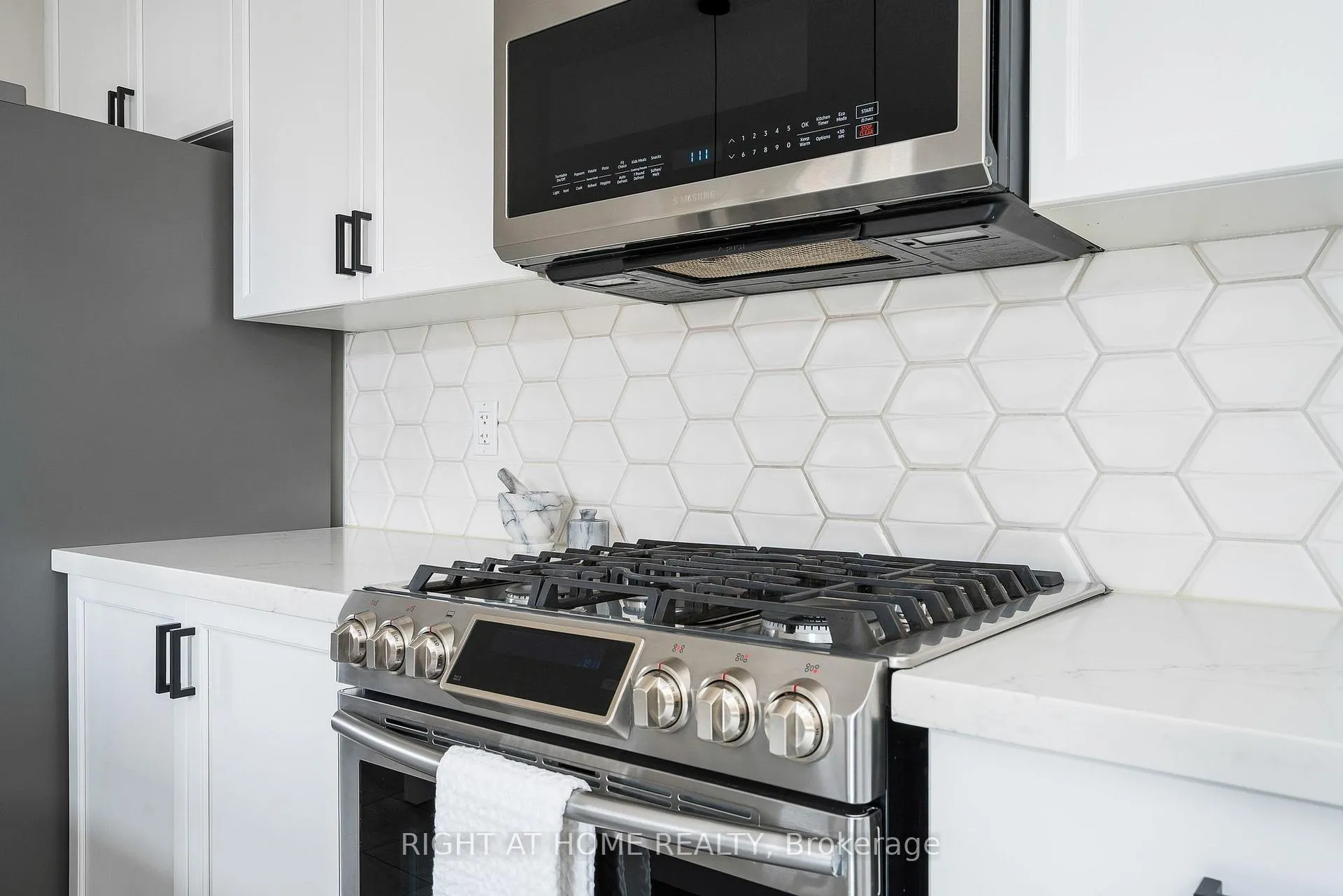 Photo 16 of 98 Garbutt Crescent, Collingwood — HOMEH