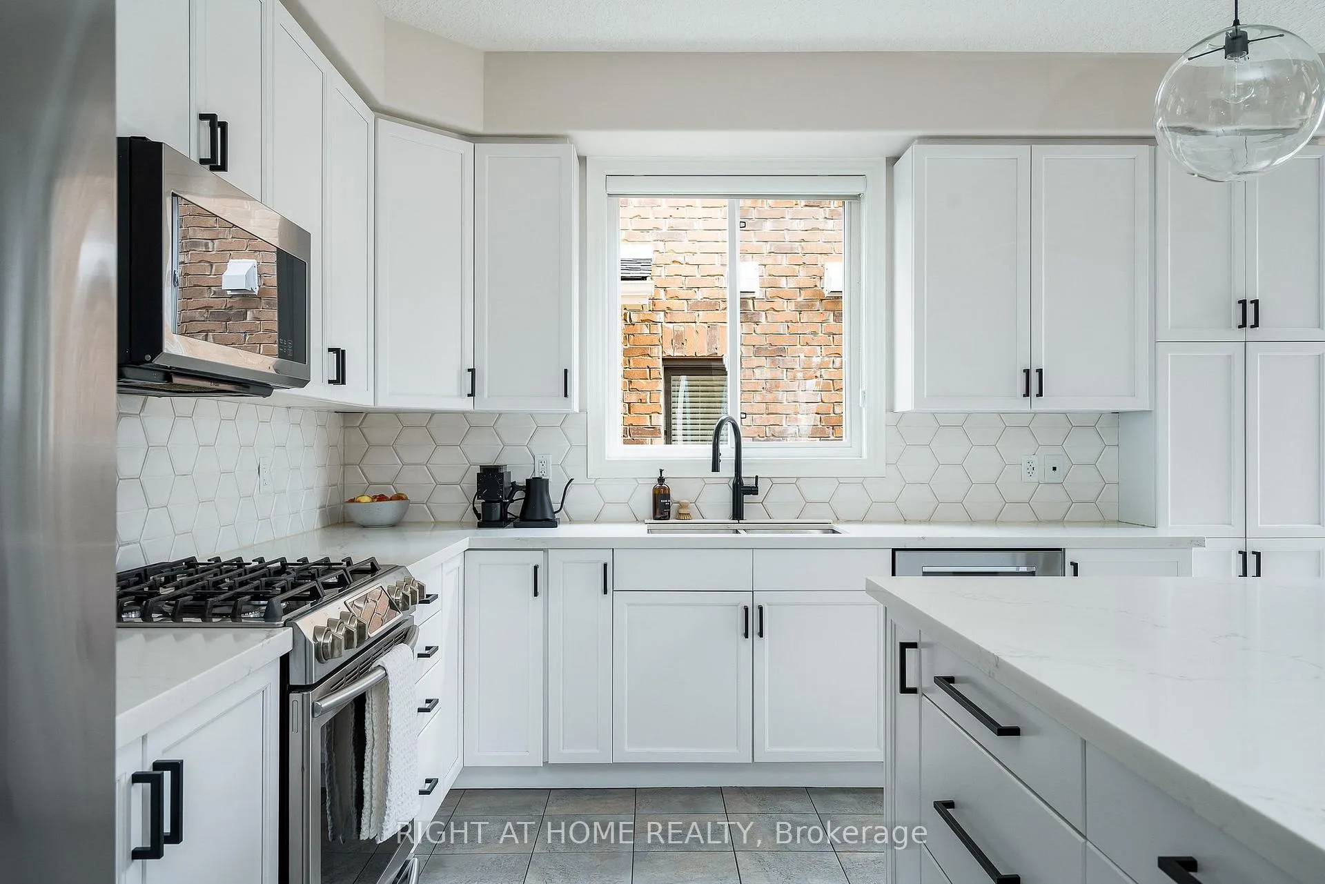 Photo 21 of 98 Garbutt Crescent, Collingwood — HOMEH