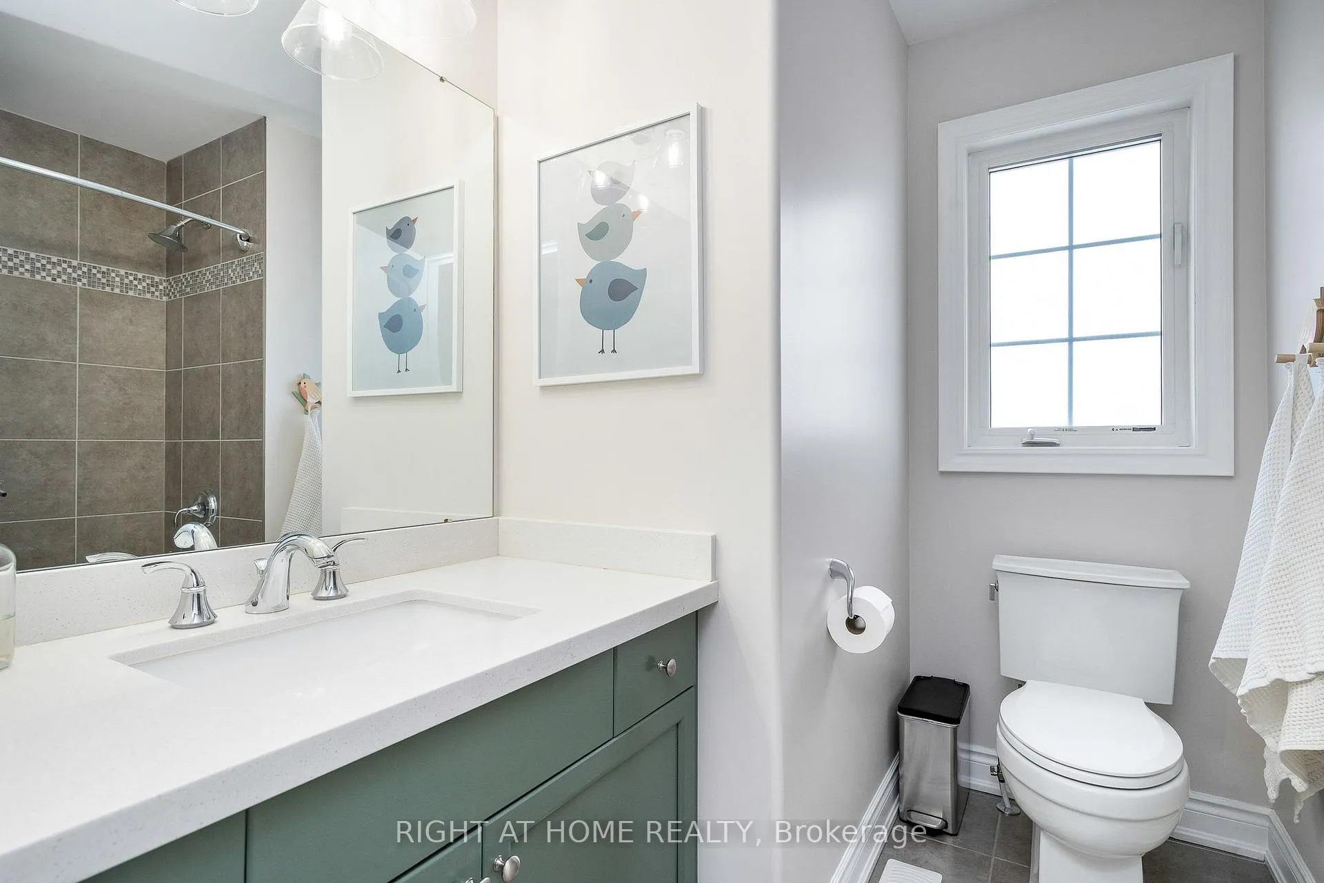 Photo 33 of 98 Garbutt Crescent, Collingwood — HOMEH
