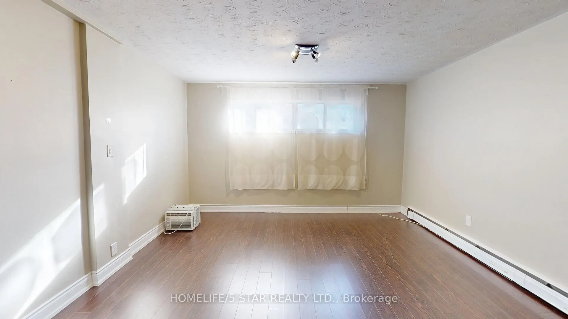 Photo 7 of Unit 6, 52 Waniska Avenue, Etobicoke, Stonegate-Queensway — HOMEH