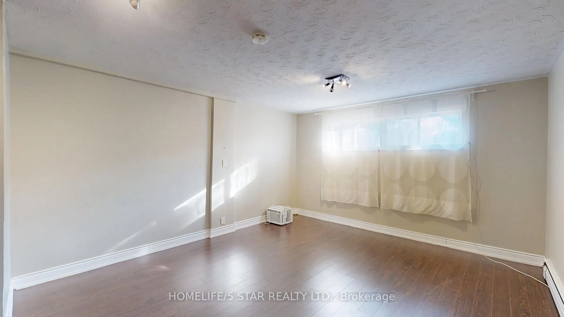 Photo 8 of Unit 6, 52 Waniska Avenue, Etobicoke, Stonegate-Queensway — HOMEH