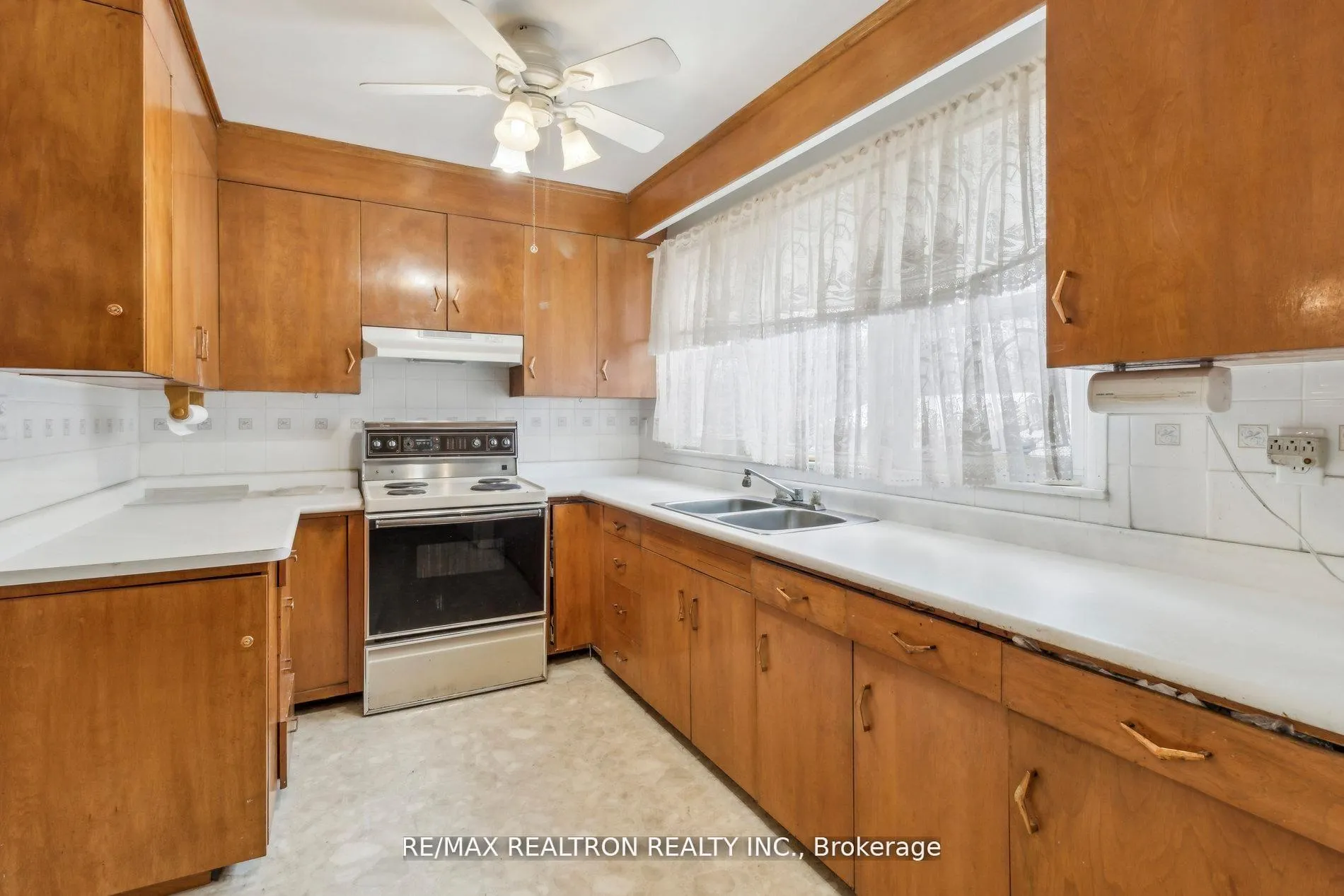 Photo 7 of 139 Yorkview Drive, North York, Willowdale West — HOMEH