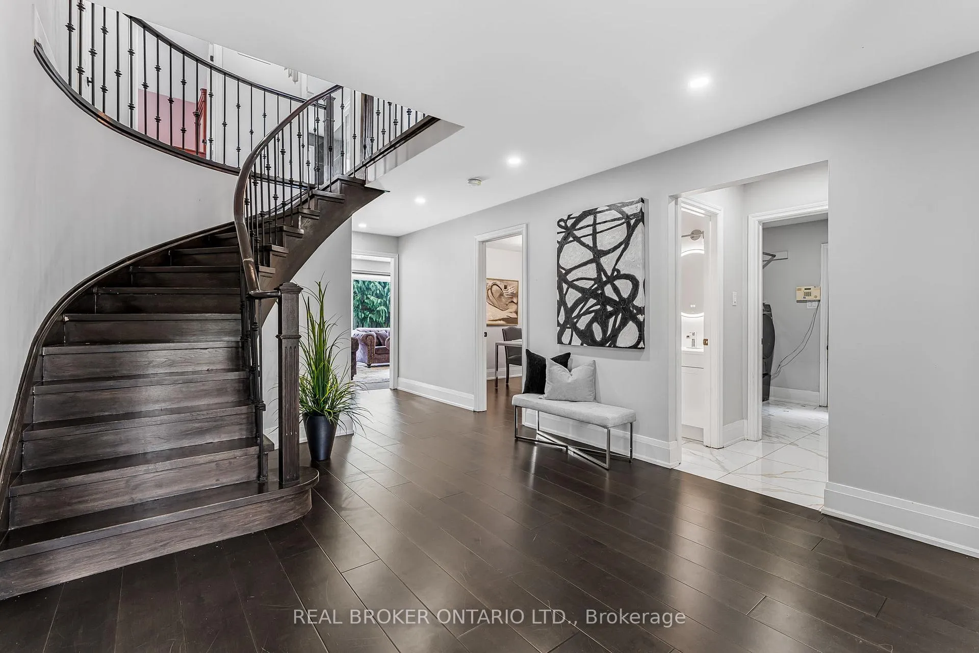 Photo 2 of 1221 Creekside Drive, Oakville, Wedgewood Creek — HOMEH