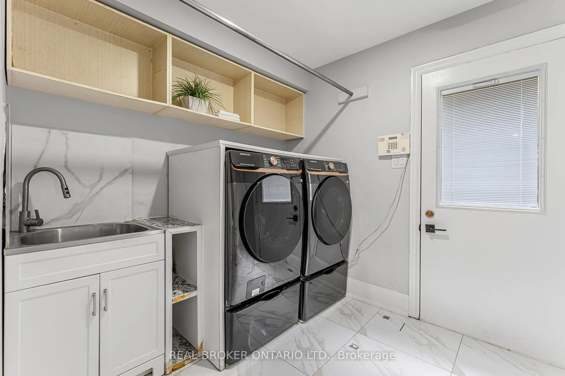Photo 5 of 1221 Creekside Drive, Oakville, Wedgewood Creek — HOMEH