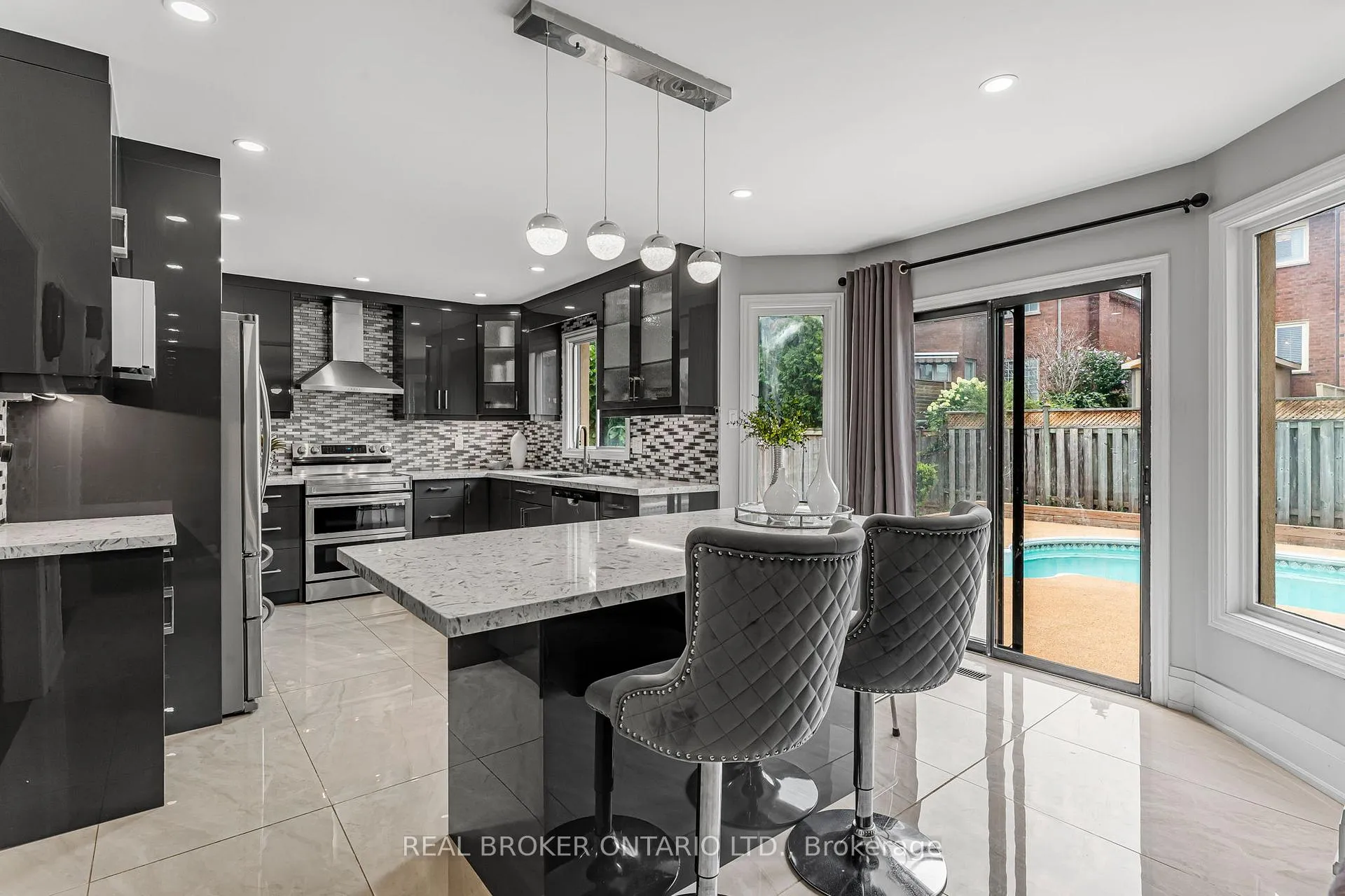 Photo 7 of 1221 Creekside Drive, Oakville, Wedgewood Creek — HOMEH
