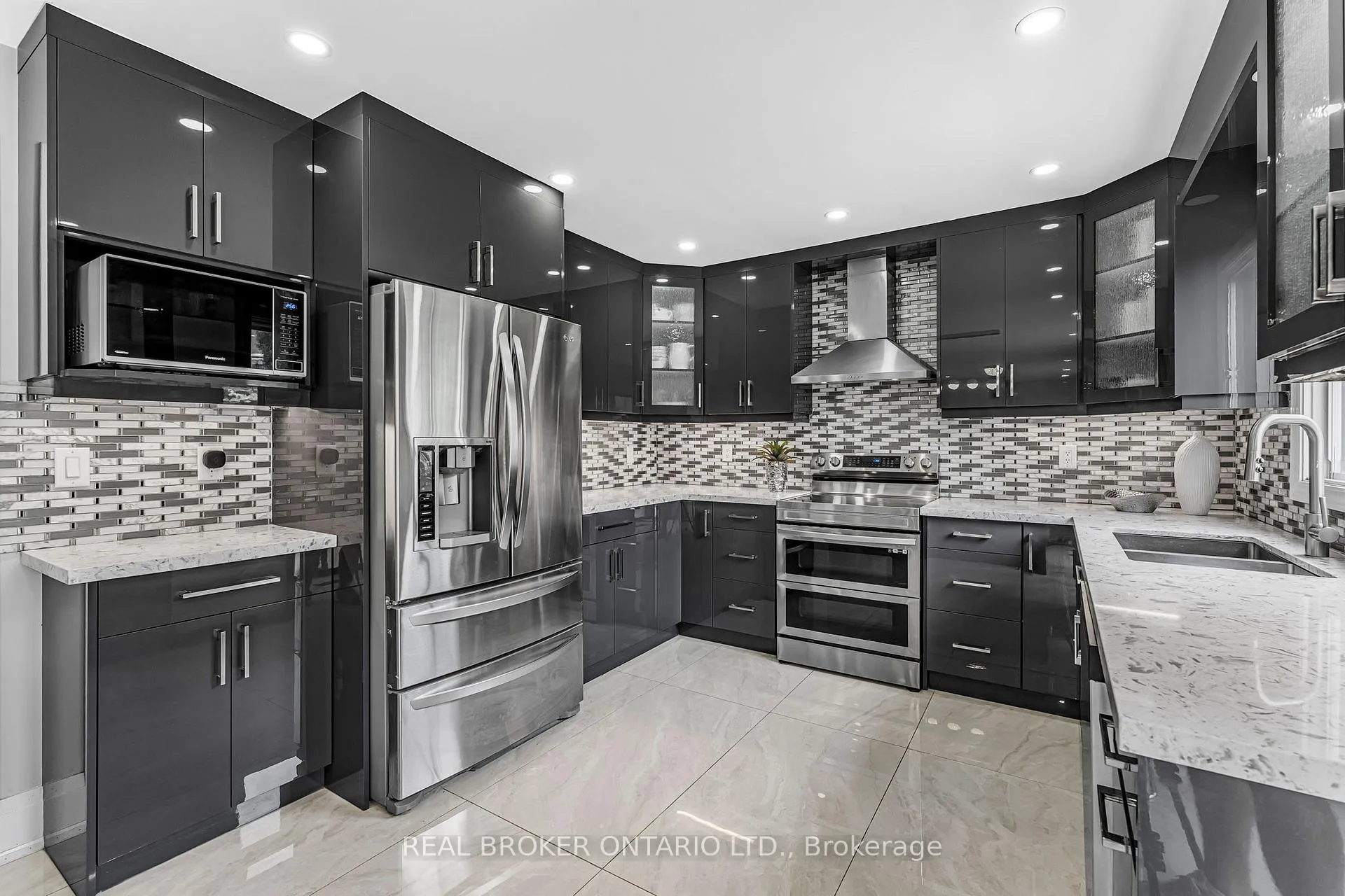 Photo 9 of 1221 Creekside Drive, Oakville, Wedgewood Creek — HOMEH