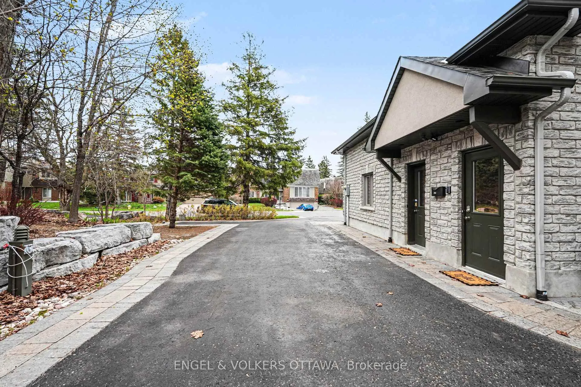 Photo 3 of Unit B, 63 Rothwell Drive, Ottawa, Rothwell Heights — HOMEH