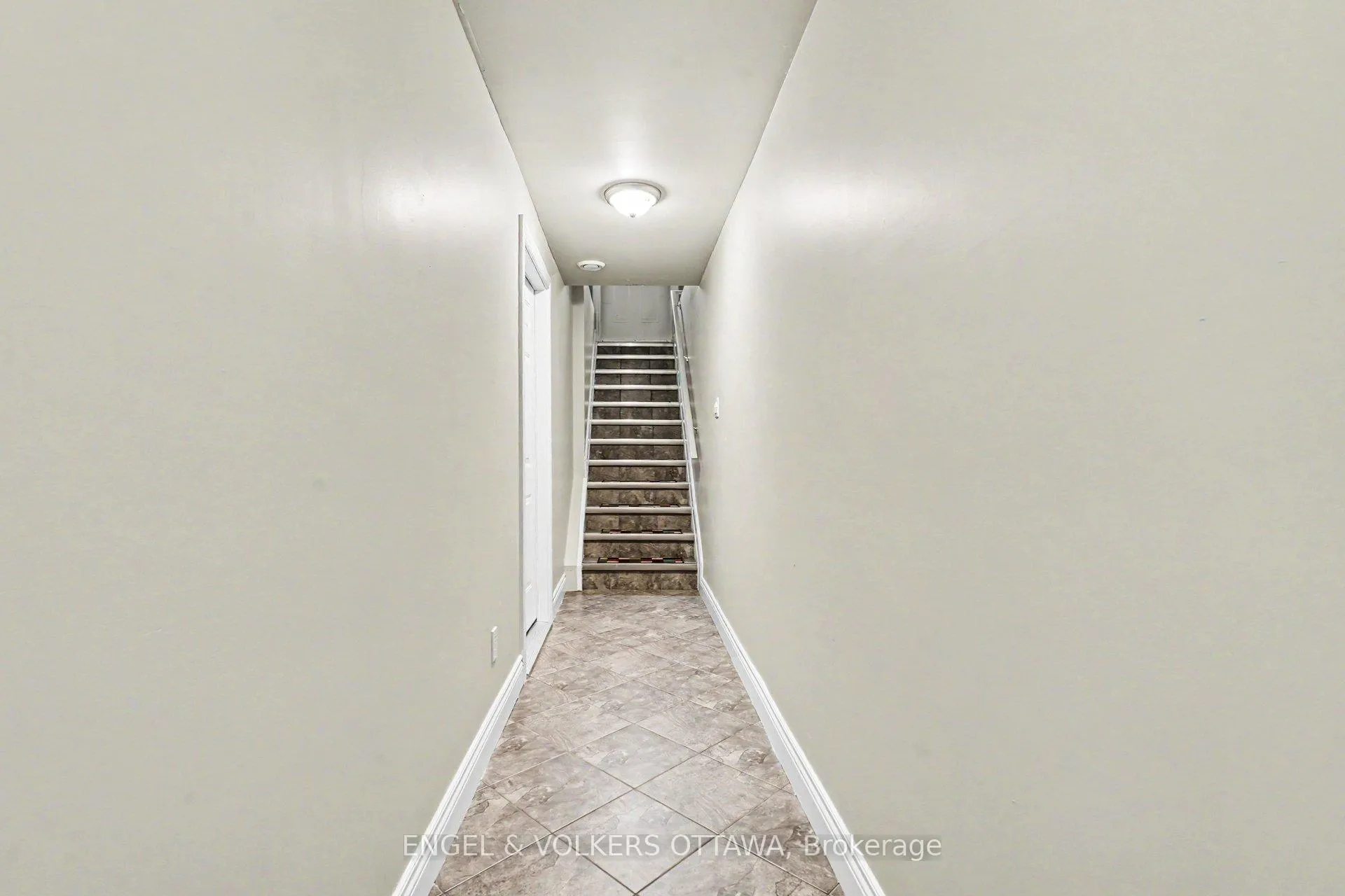 Photo 6 of Unit B, 63 Rothwell Drive, Ottawa, Rothwell Heights — HOMEH