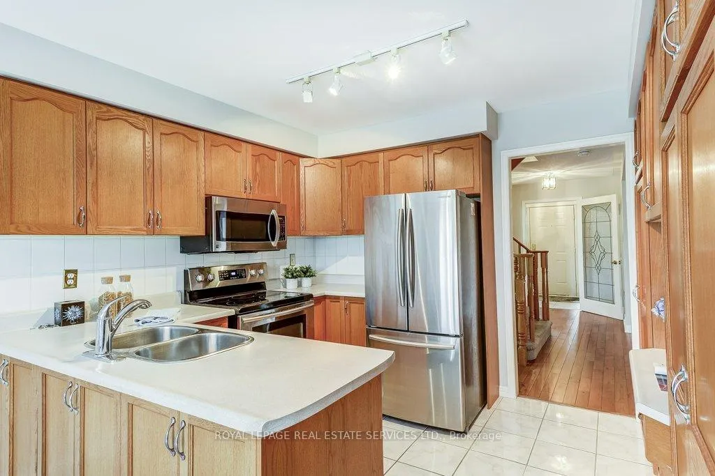 Photo 18 of Unit 14, 2103 Berwick Drive, Burlington, Rose — HOMEH